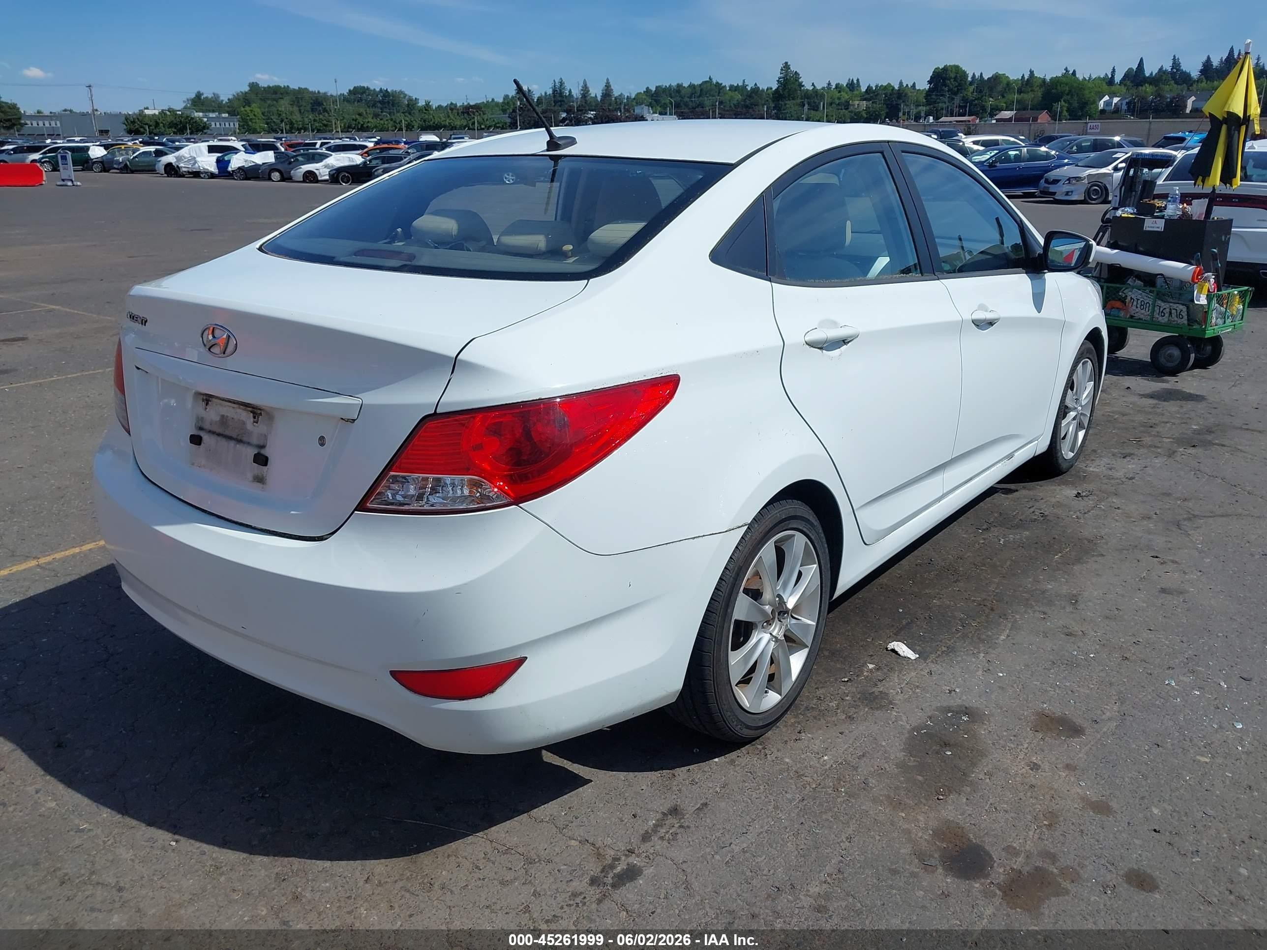 2012 Hyundai Accent Gls White vin: KMHCU4AE6CU064491