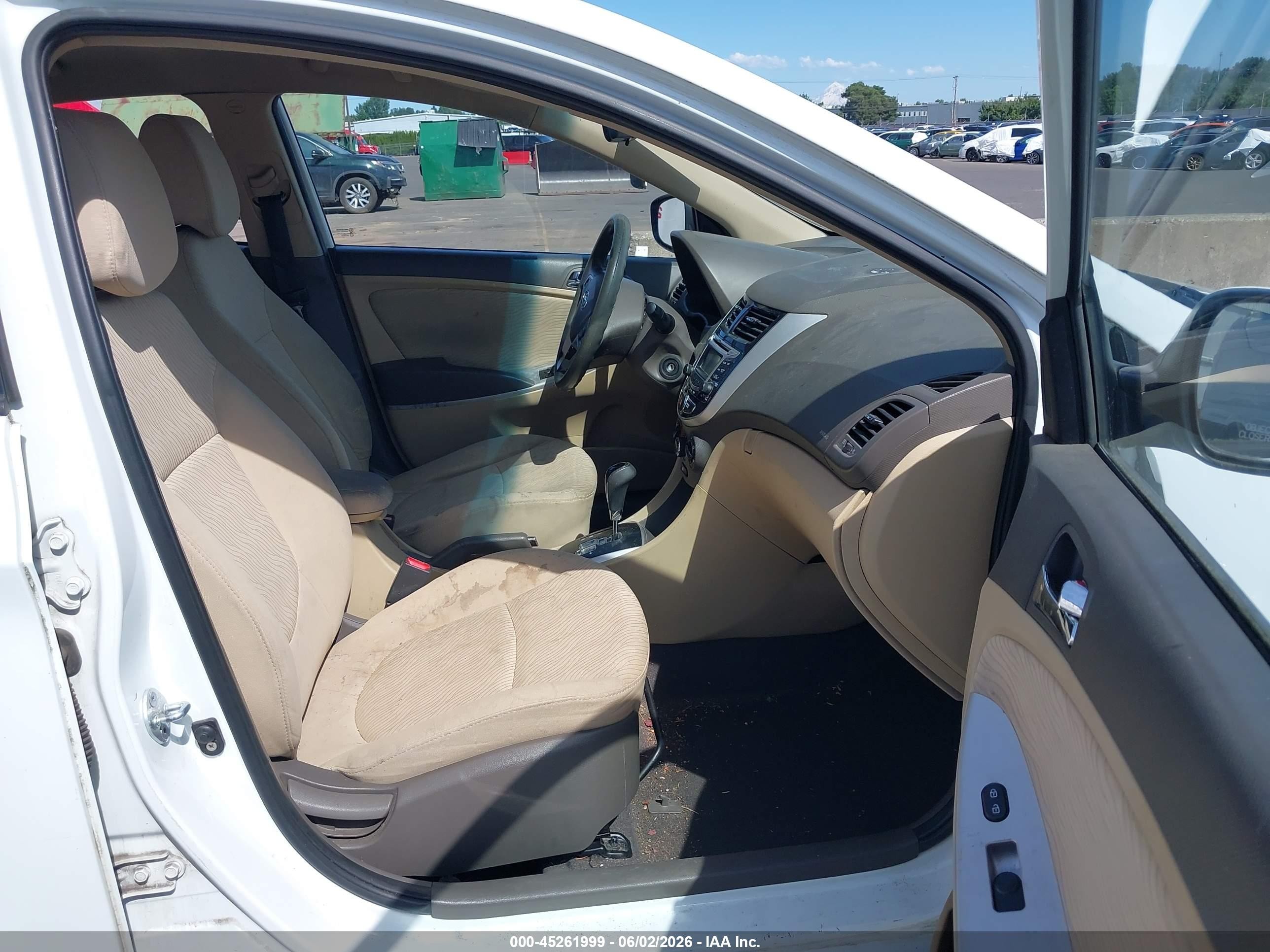 2012 Hyundai Accent Gls White vin: KMHCU4AE6CU064491