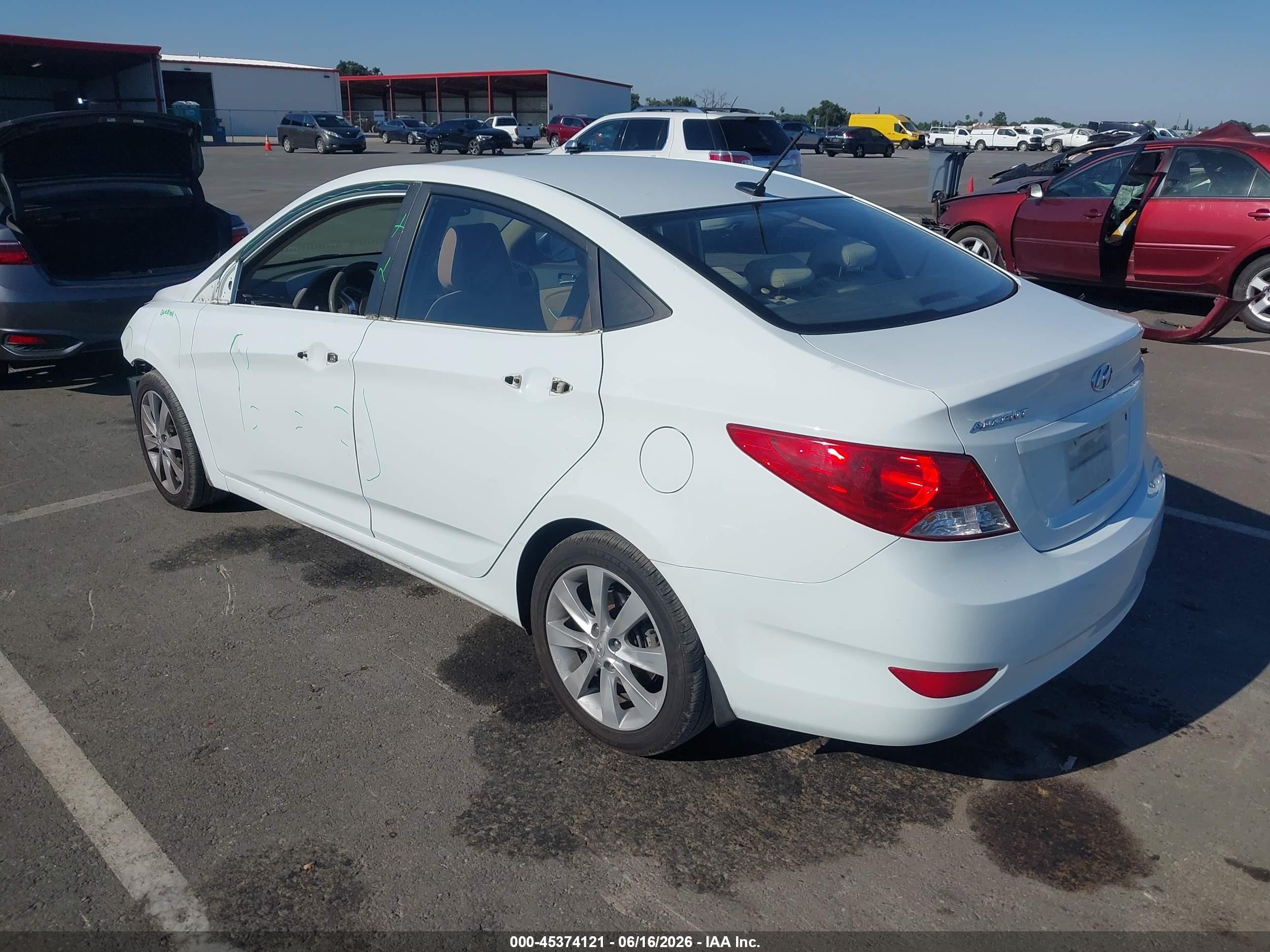 2012 Hyundai Accent Gls White vin: KMHCU4AE8CU267057