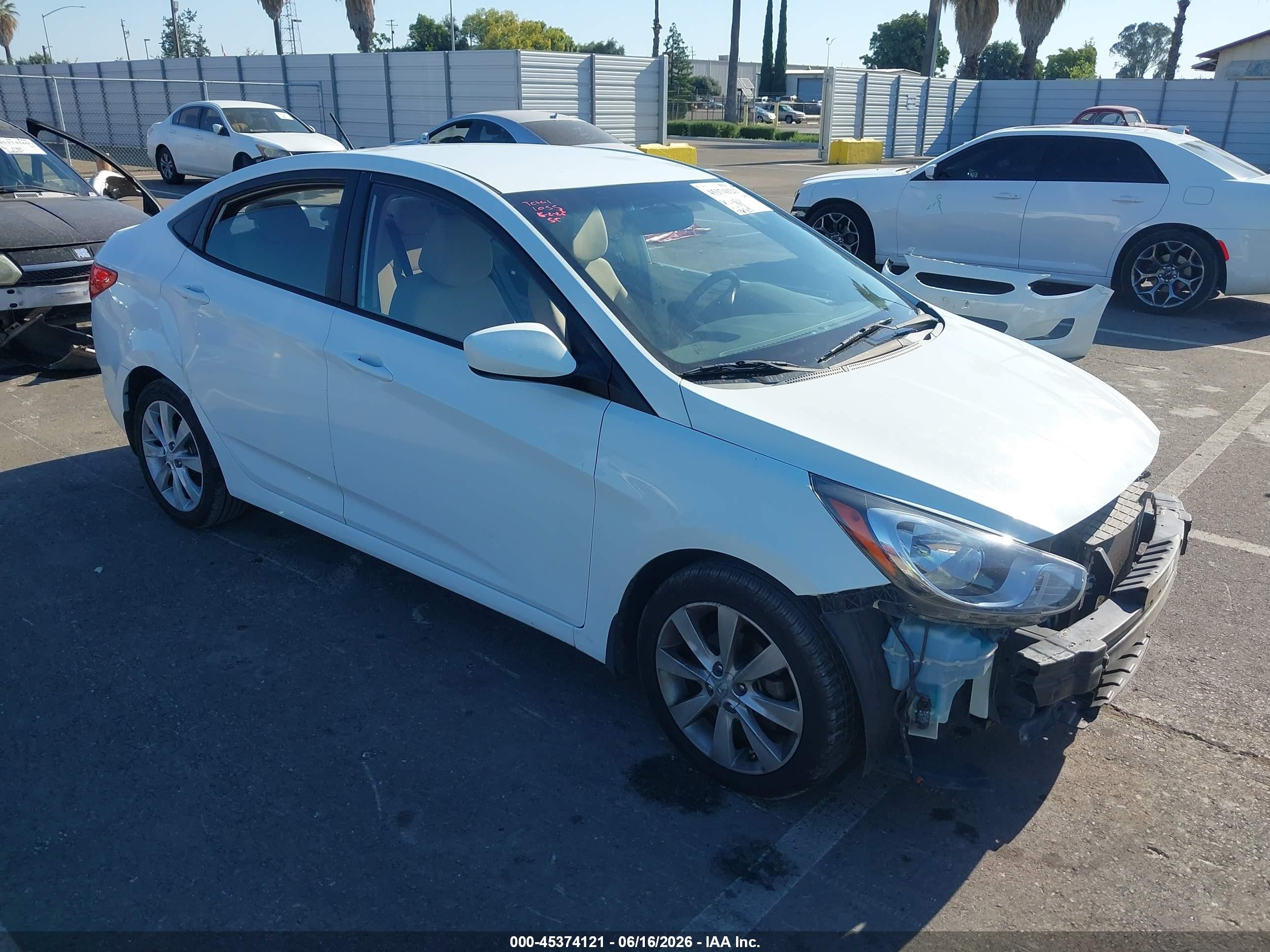 2012 Hyundai Accent Gls White vin: KMHCU4AE8CU267057