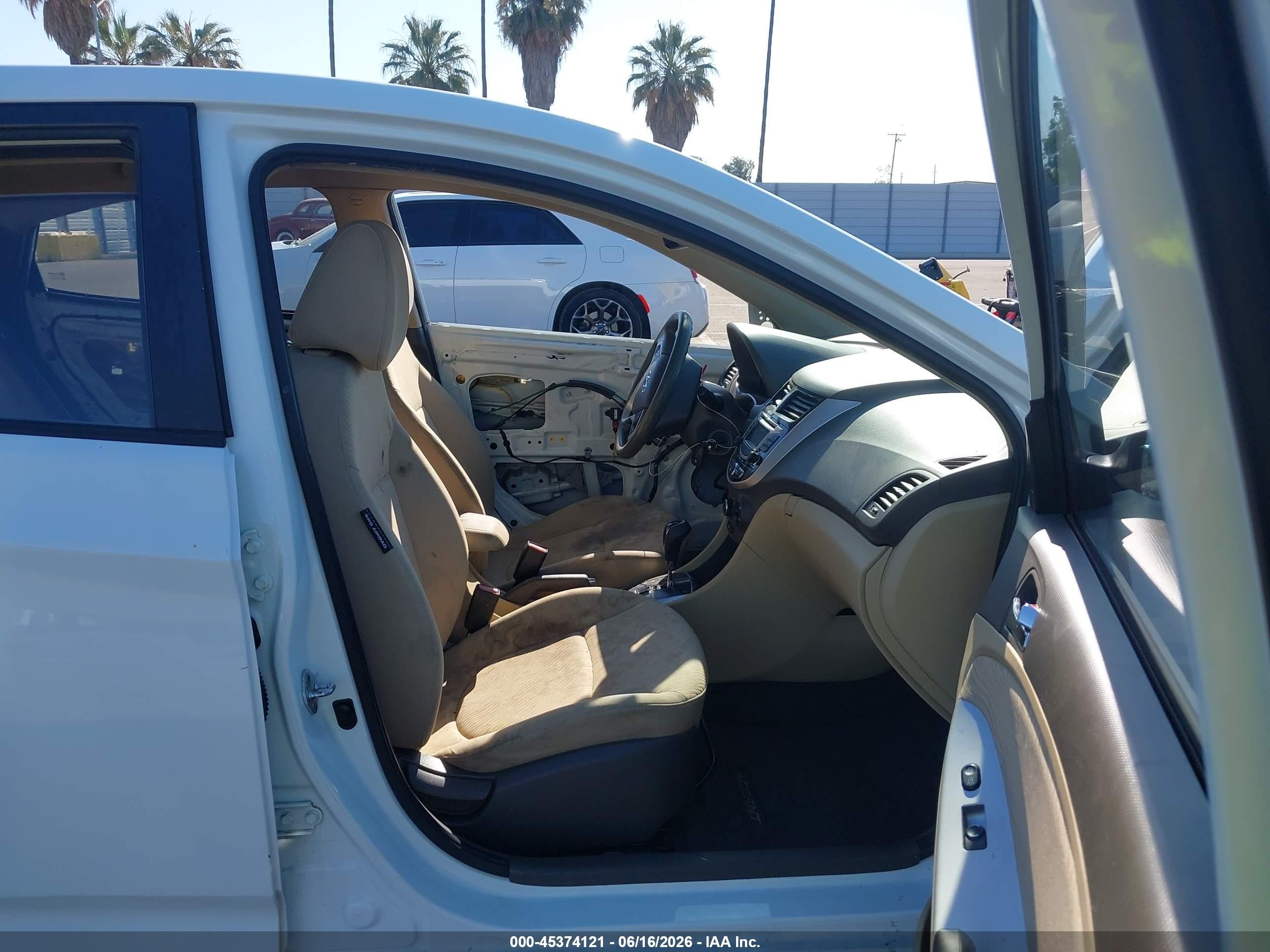 2012 Hyundai Accent Gls White vin: KMHCU4AE8CU267057