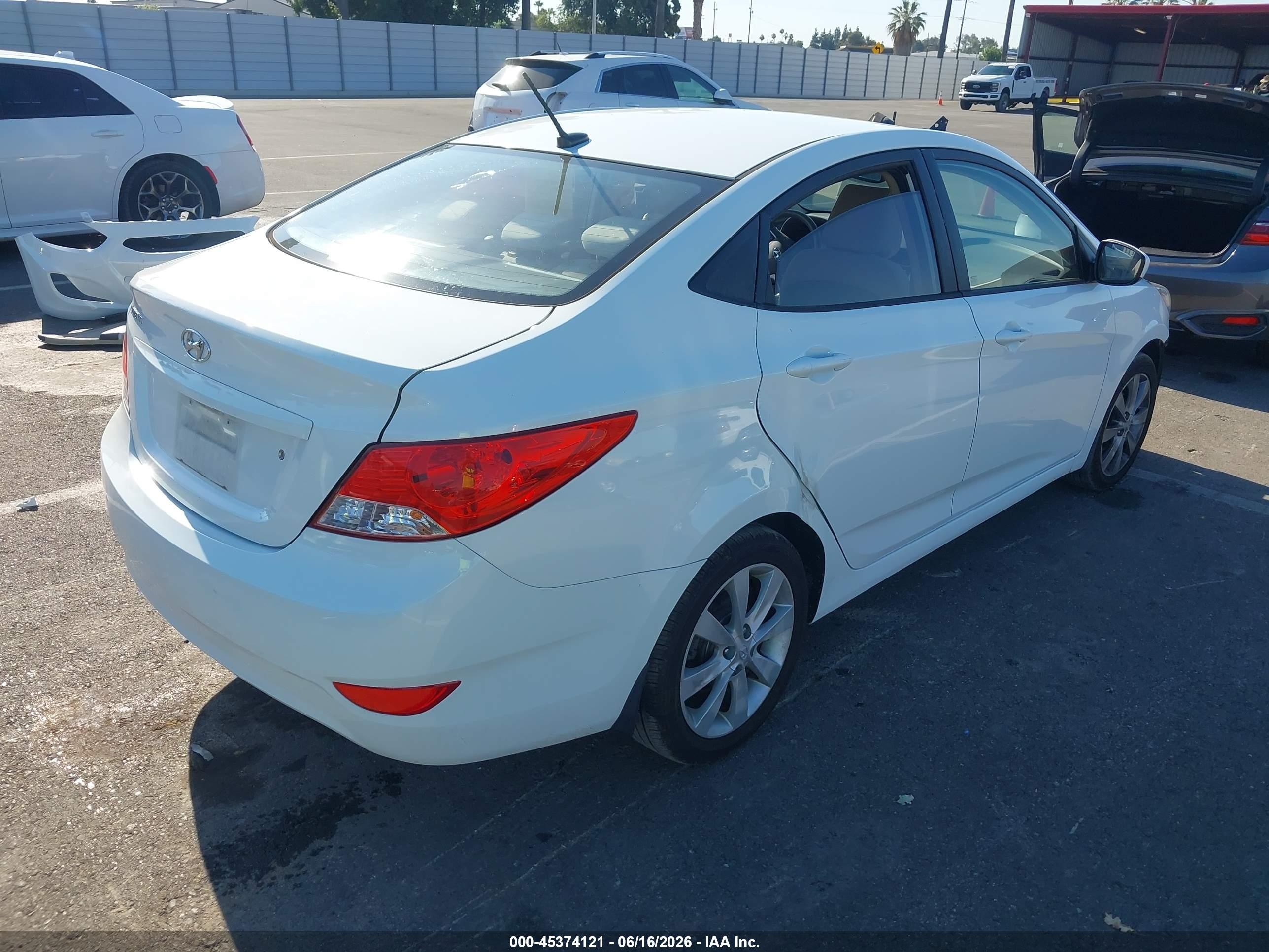 2012 Hyundai Accent Gls White vin: KMHCU4AE8CU267057