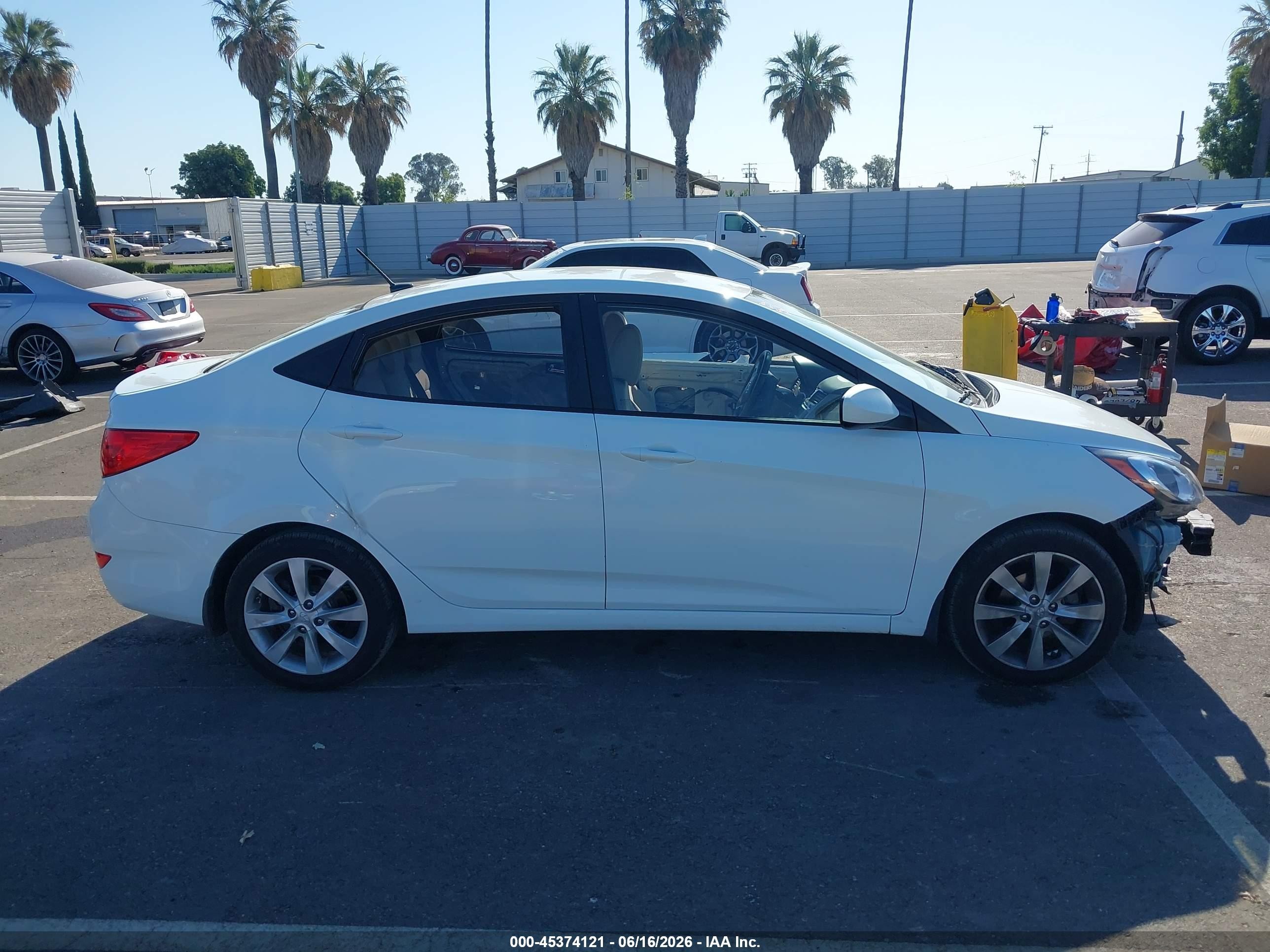 2012 Hyundai Accent Gls White vin: KMHCU4AE8CU267057