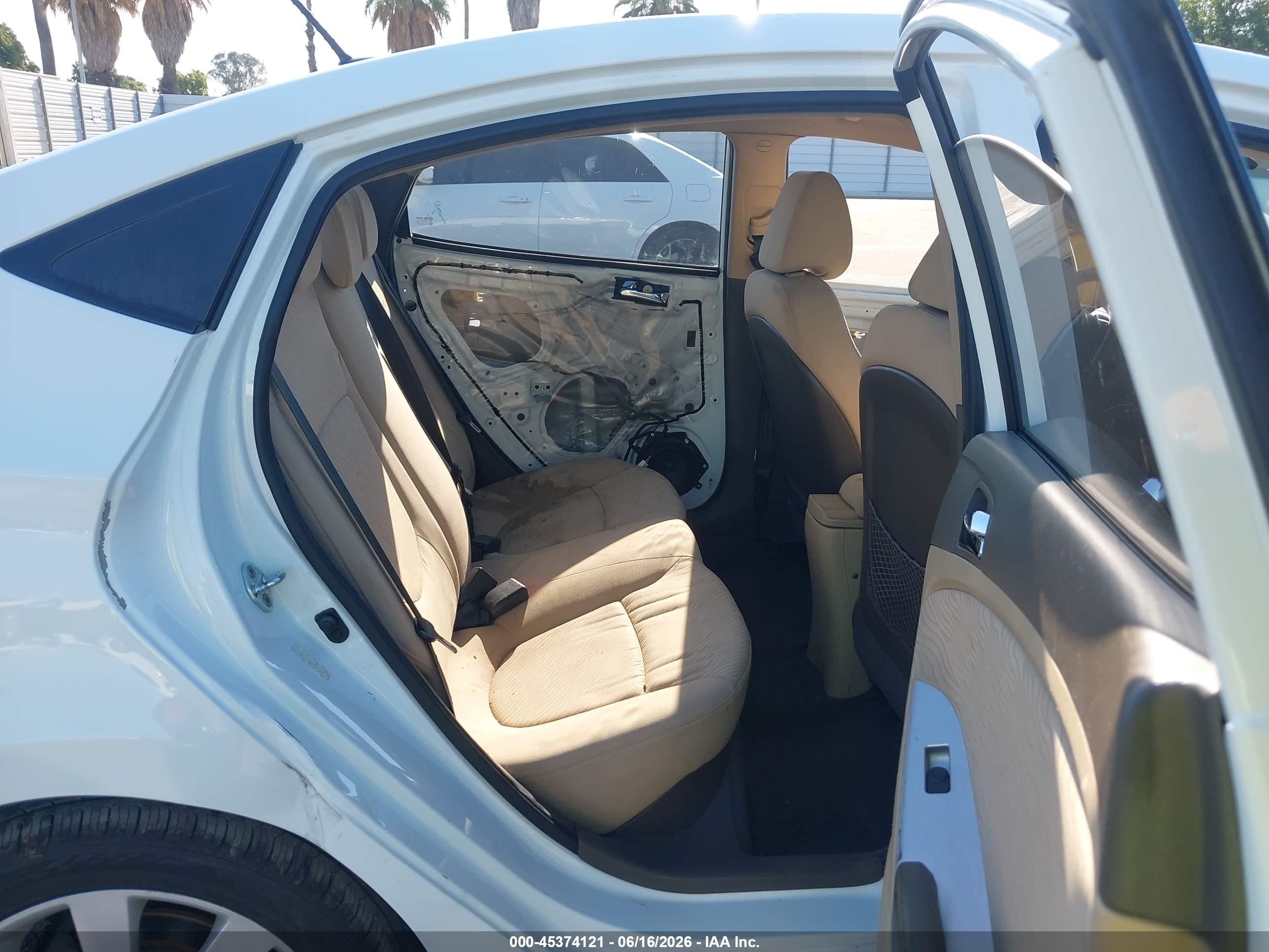 2012 Hyundai Accent Gls White vin: KMHCU4AE8CU267057