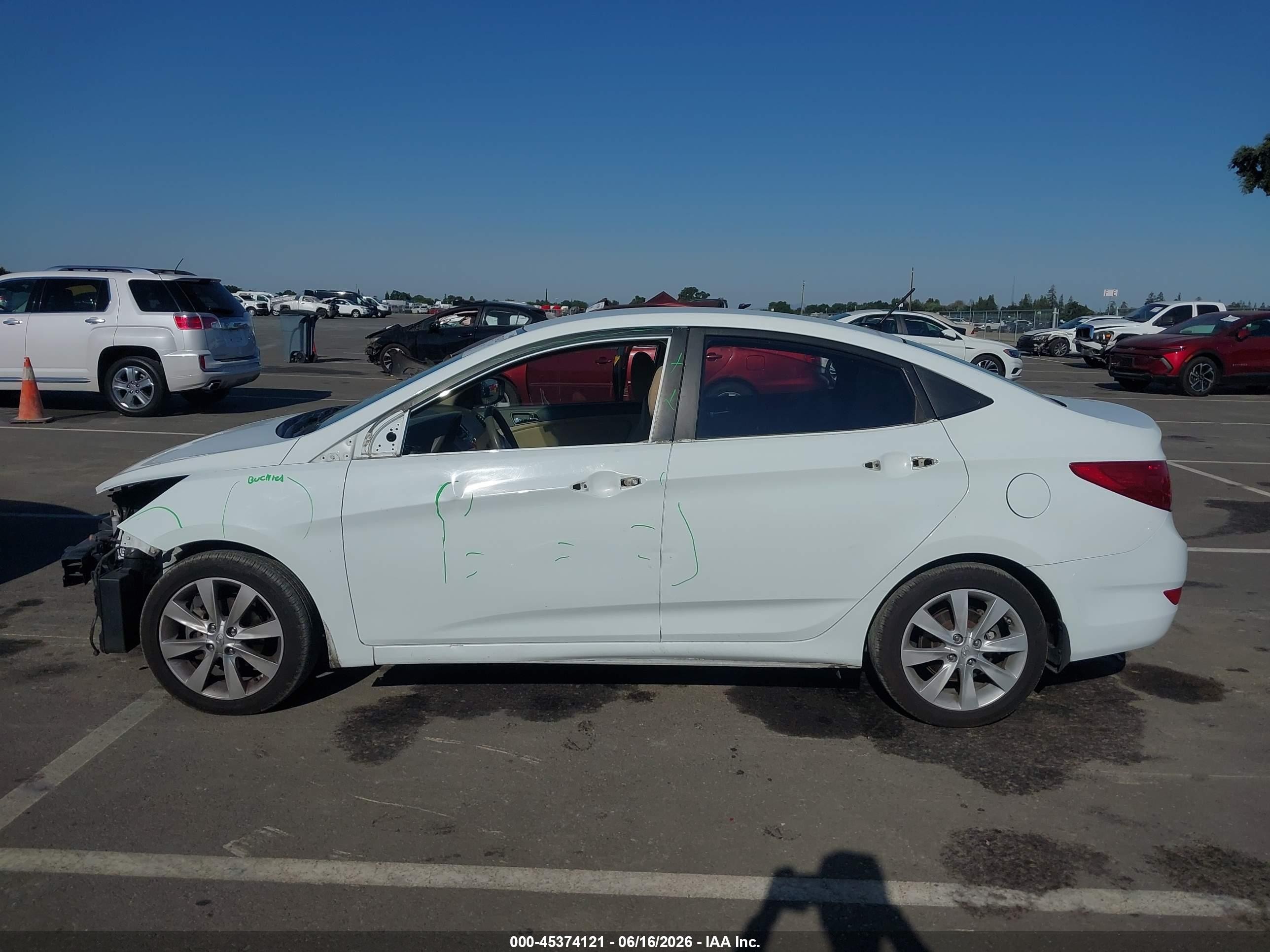 2012 Hyundai Accent Gls White vin: KMHCU4AE8CU267057