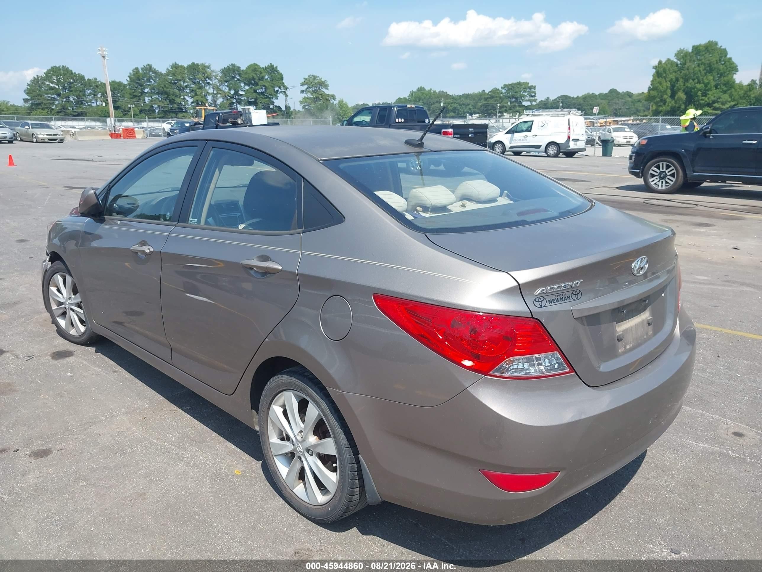 2013 Hyundai Accent Gls Бежевый vin: KMHCU4AE8DU441260