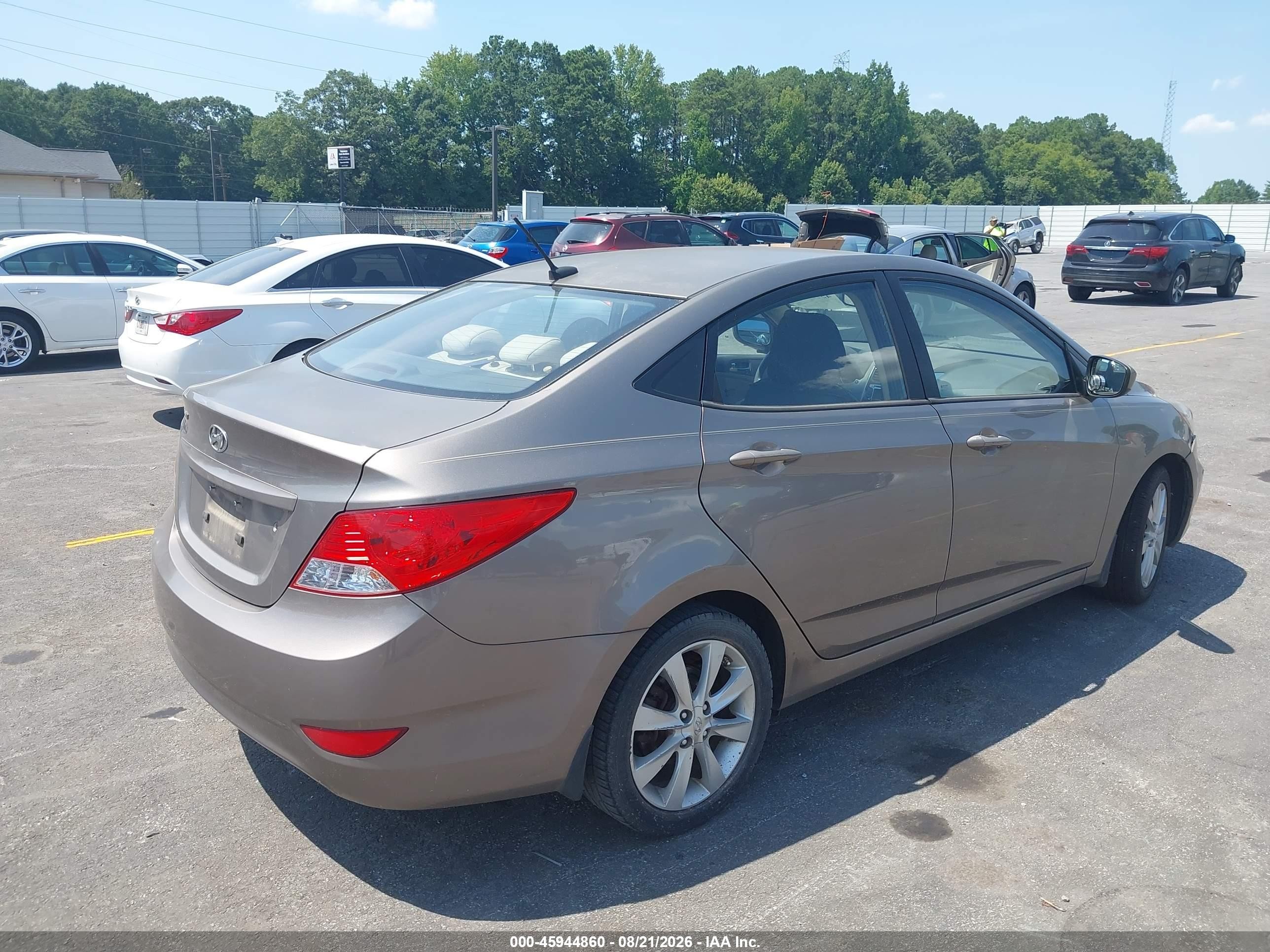 2013 Hyundai Accent Gls Бежевый vin: KMHCU4AE8DU441260