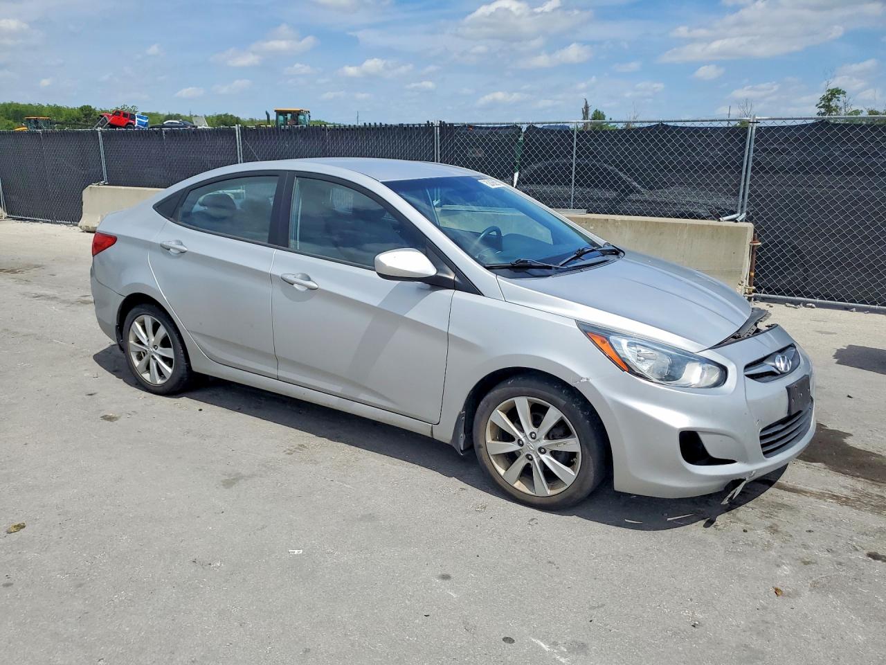 2013 Hyundai Accent Gls Silver vin: KMHCU4AE8DU578215