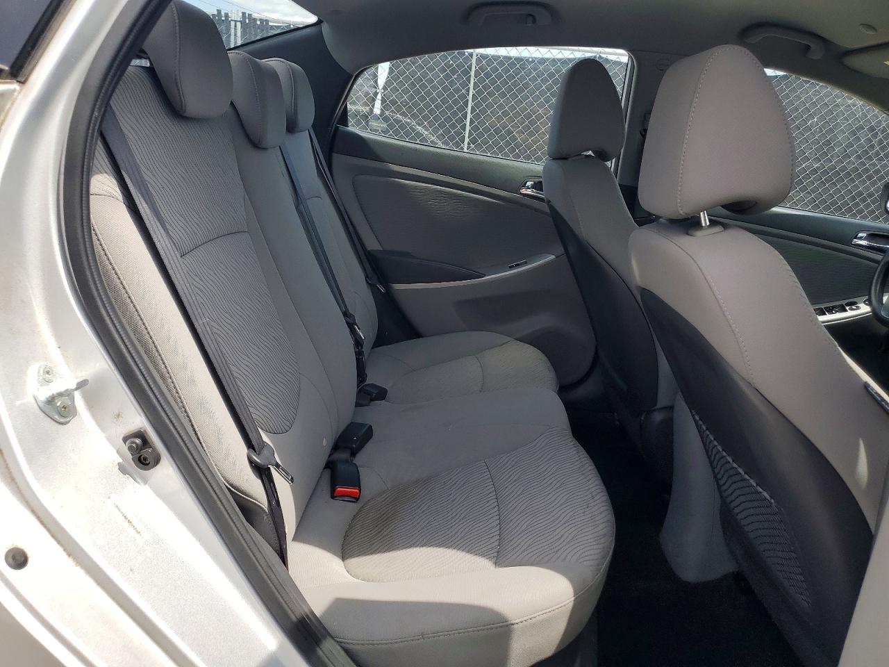 2013 Hyundai Accent Gls Silver vin: KMHCU4AE8DU578215