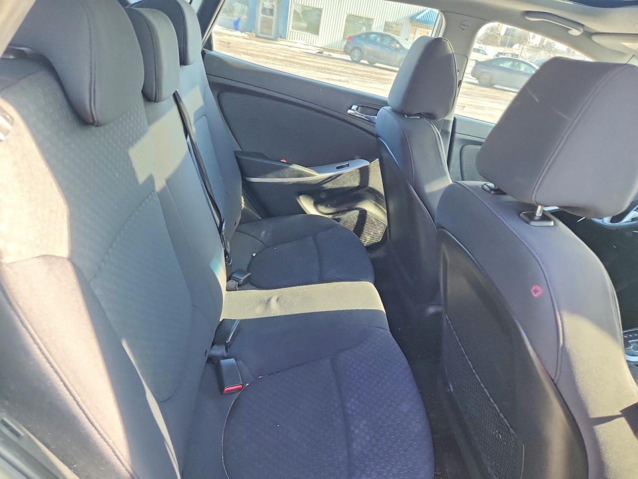 2012 Hyundai Accent Se White vin: KMHCU5AE0CU033713