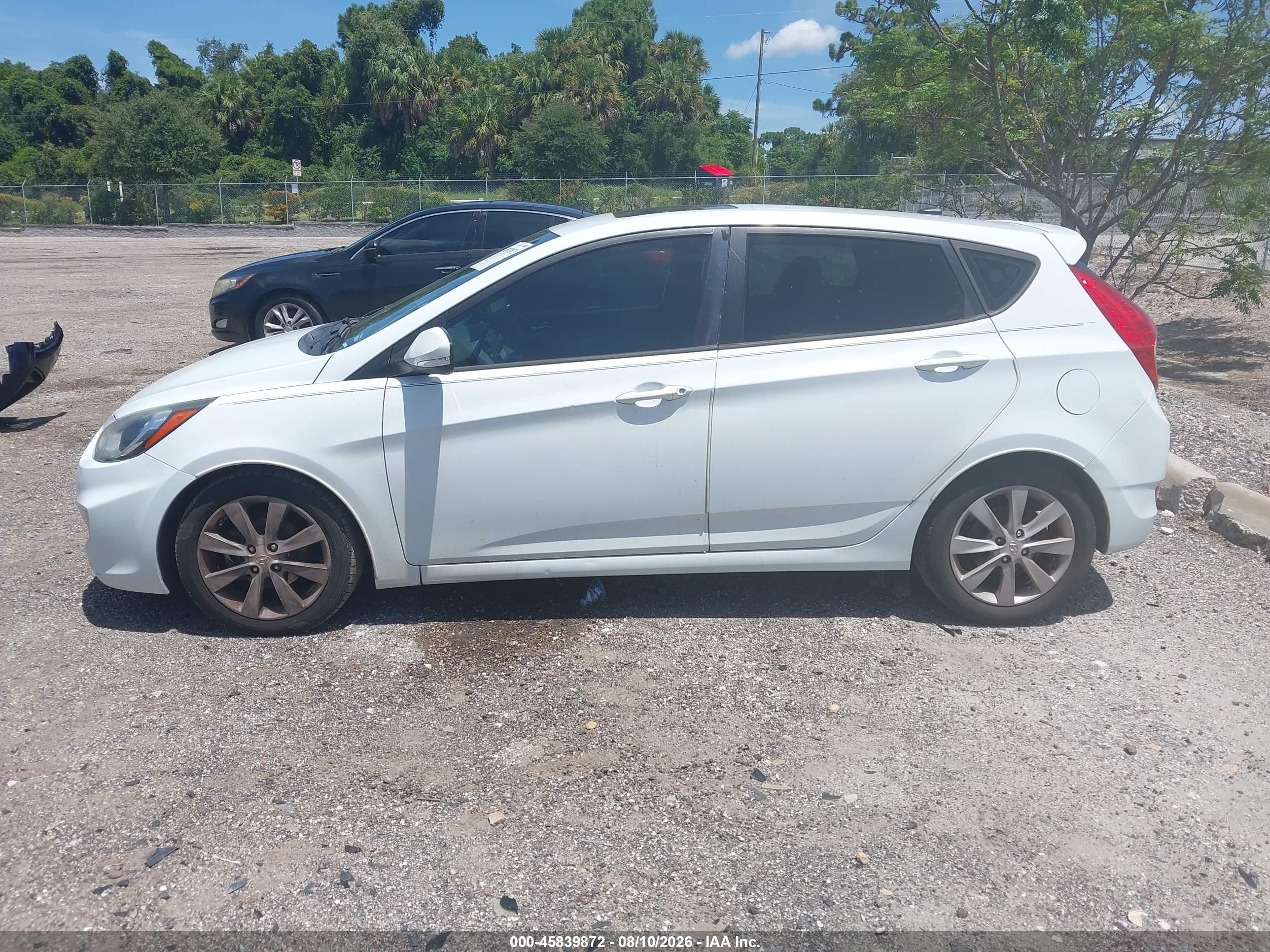 2013 Hyundai Accent Se White vin: KMHCU5AE0DU098854
