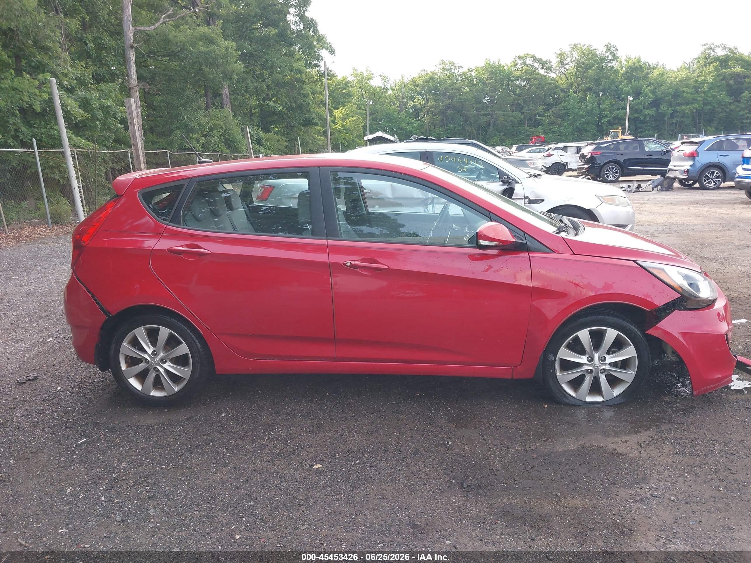2013 Hyundai Accent Se Red vin: KMHCU5AE0DU100201