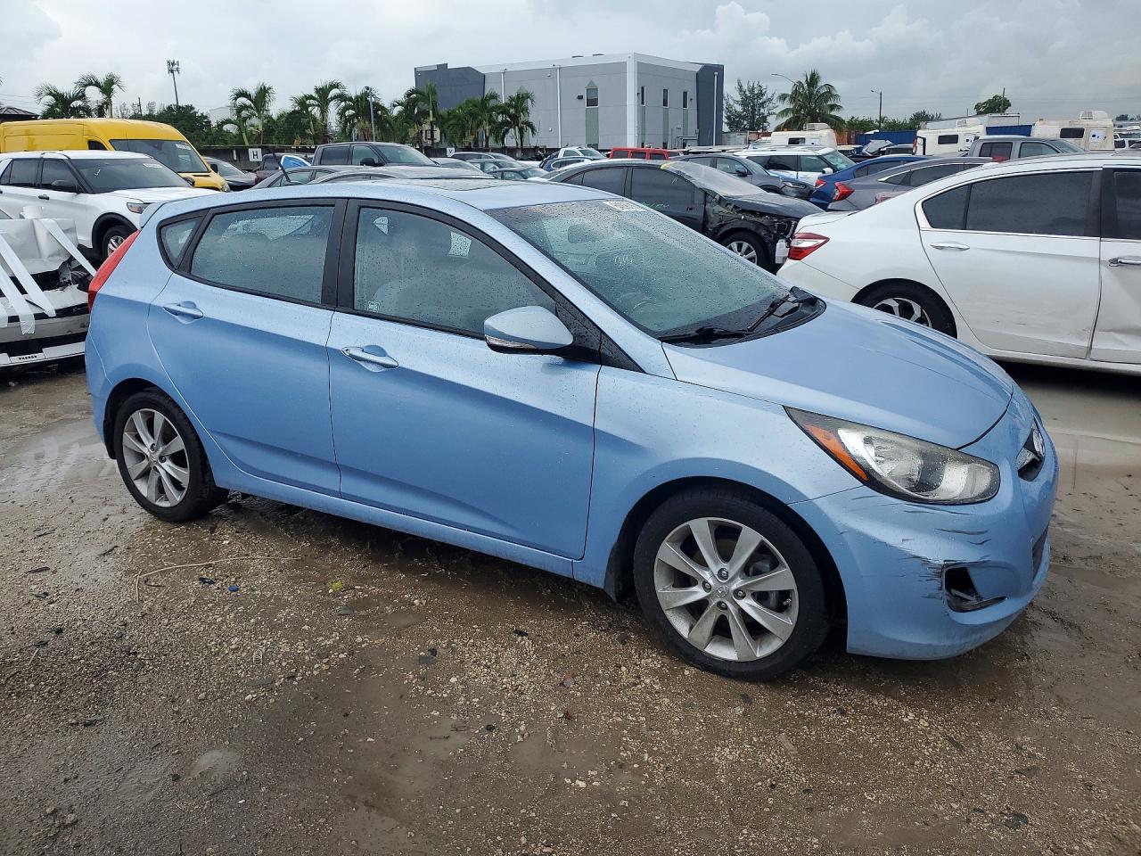 2013 Hyundai Accent Se Blue vin: KMHCU5AE1DU077995
