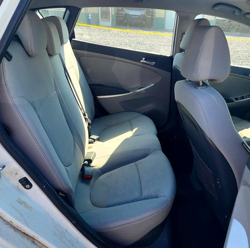 2012 Hyundai Accent Se White vin: KMHCU5AE2CU049282
