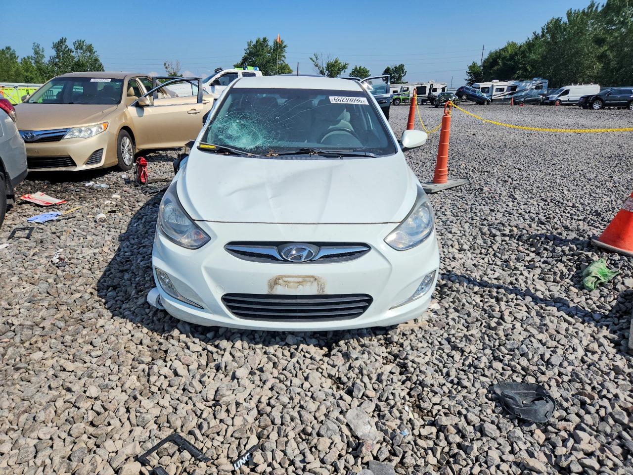 2012 Hyundai Accent Se White vin: KMHCU5AE2CU049282