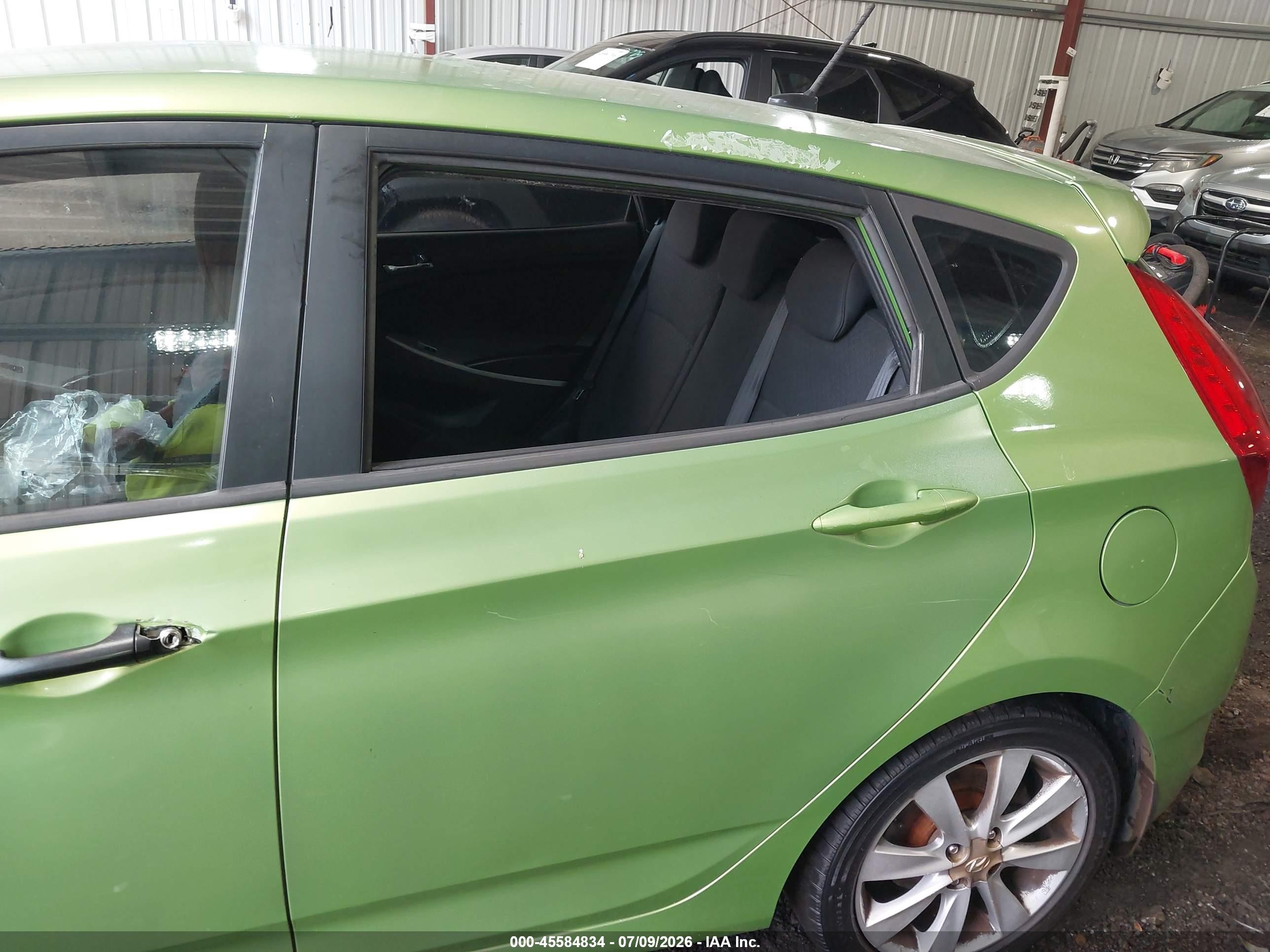 2013 Hyundai Accent Se Green vin: KMHCU5AE2DU074684