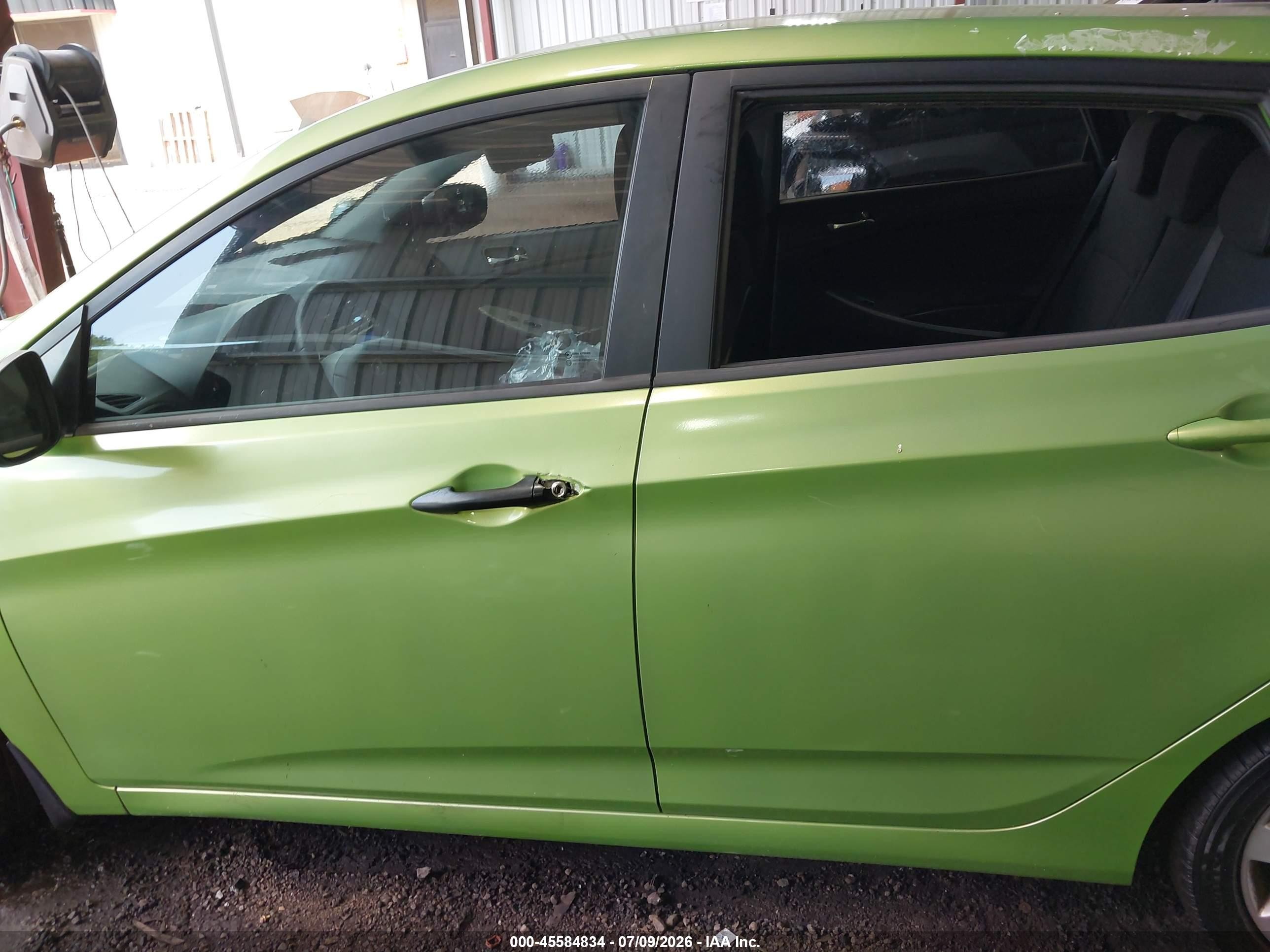 2013 Hyundai Accent Se Green vin: KMHCU5AE2DU074684