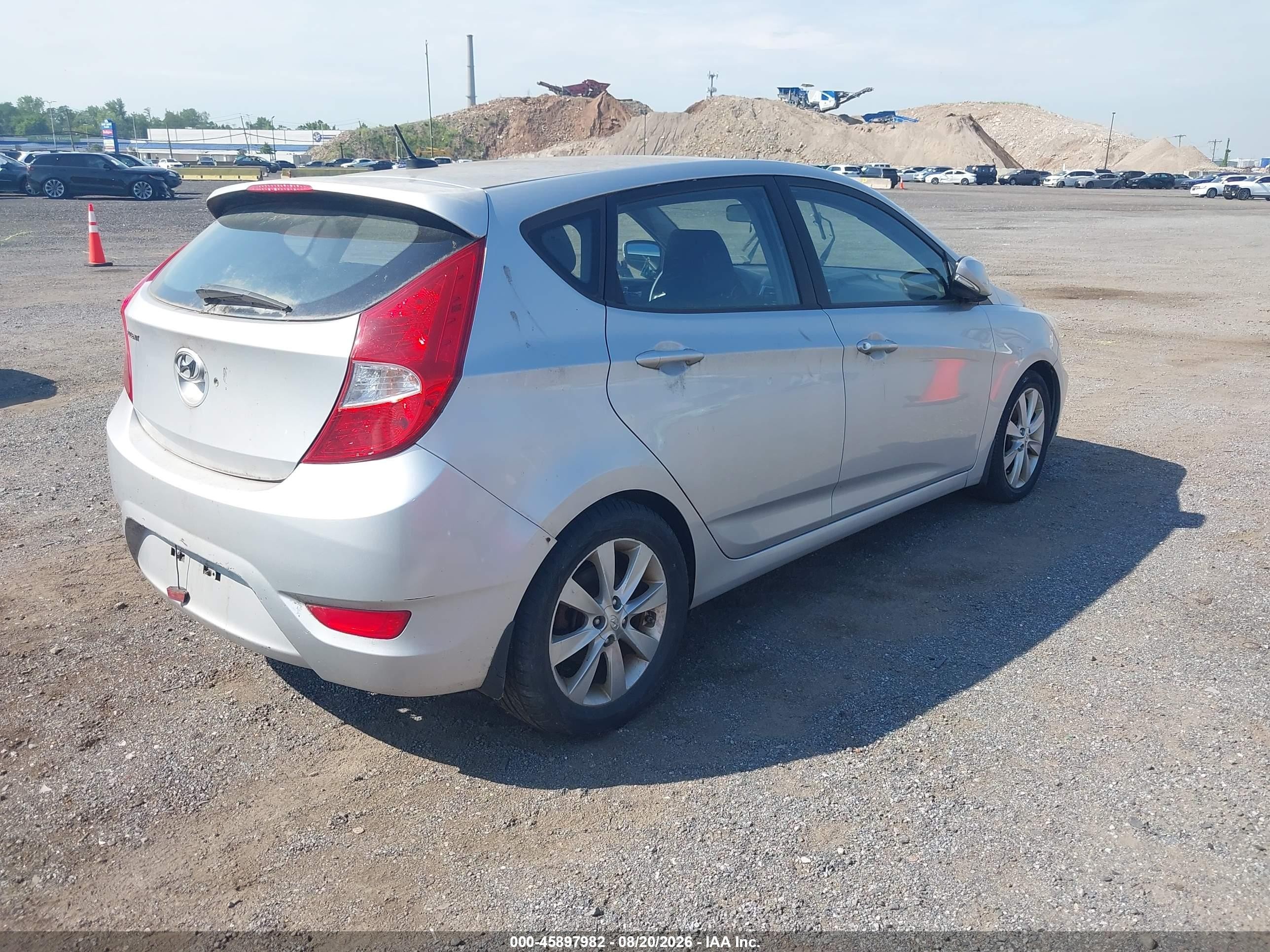 2013 Hyundai Accent Se Silver vin: KMHCU5AE3DU092899