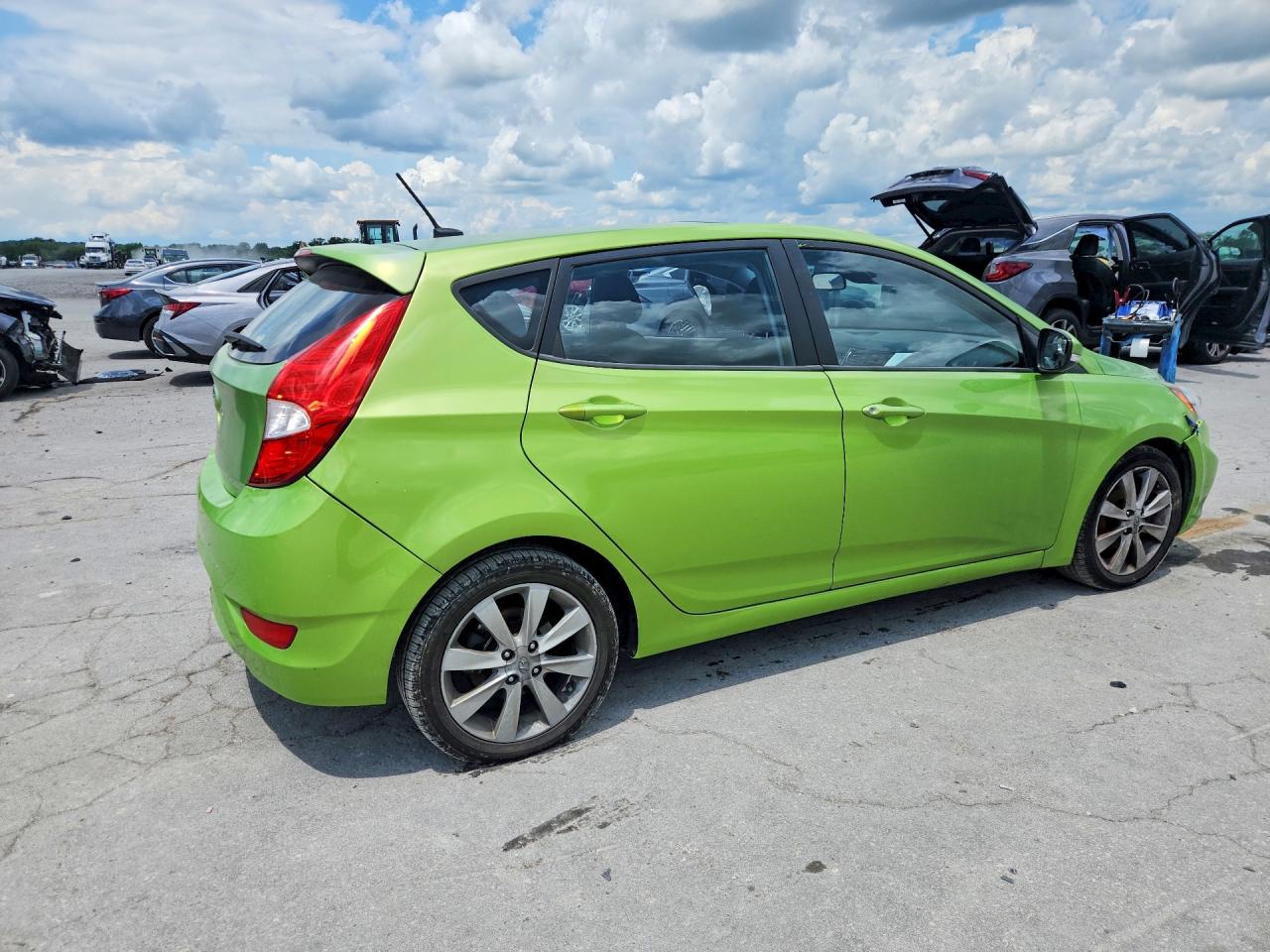 2013 Hyundai Accent Se Green vin: KMHCU5AE3DU119826