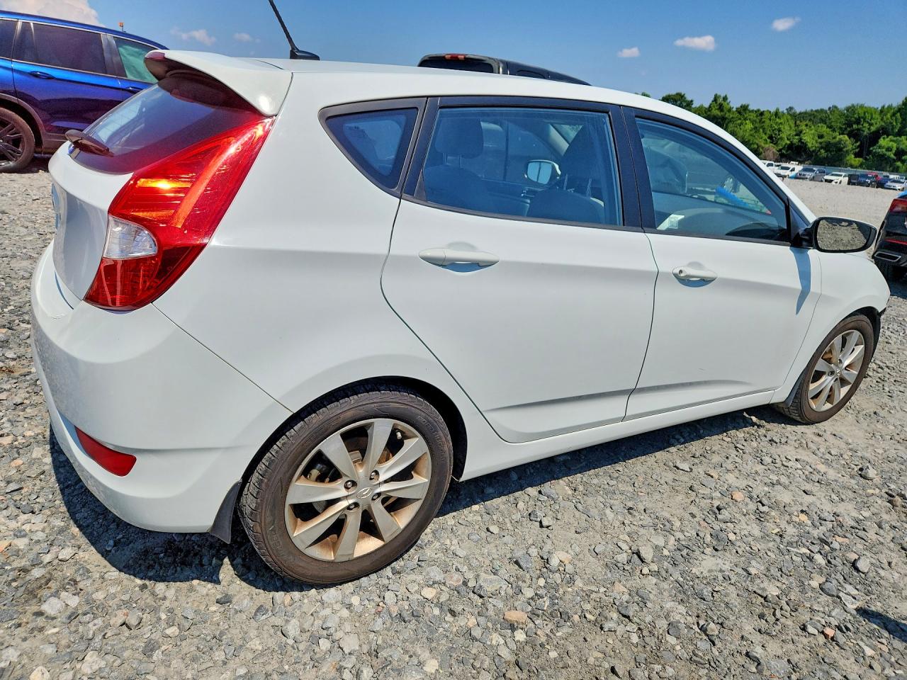2013 Hyundai Accent Se White vin: KMHCU5AE4DU086187