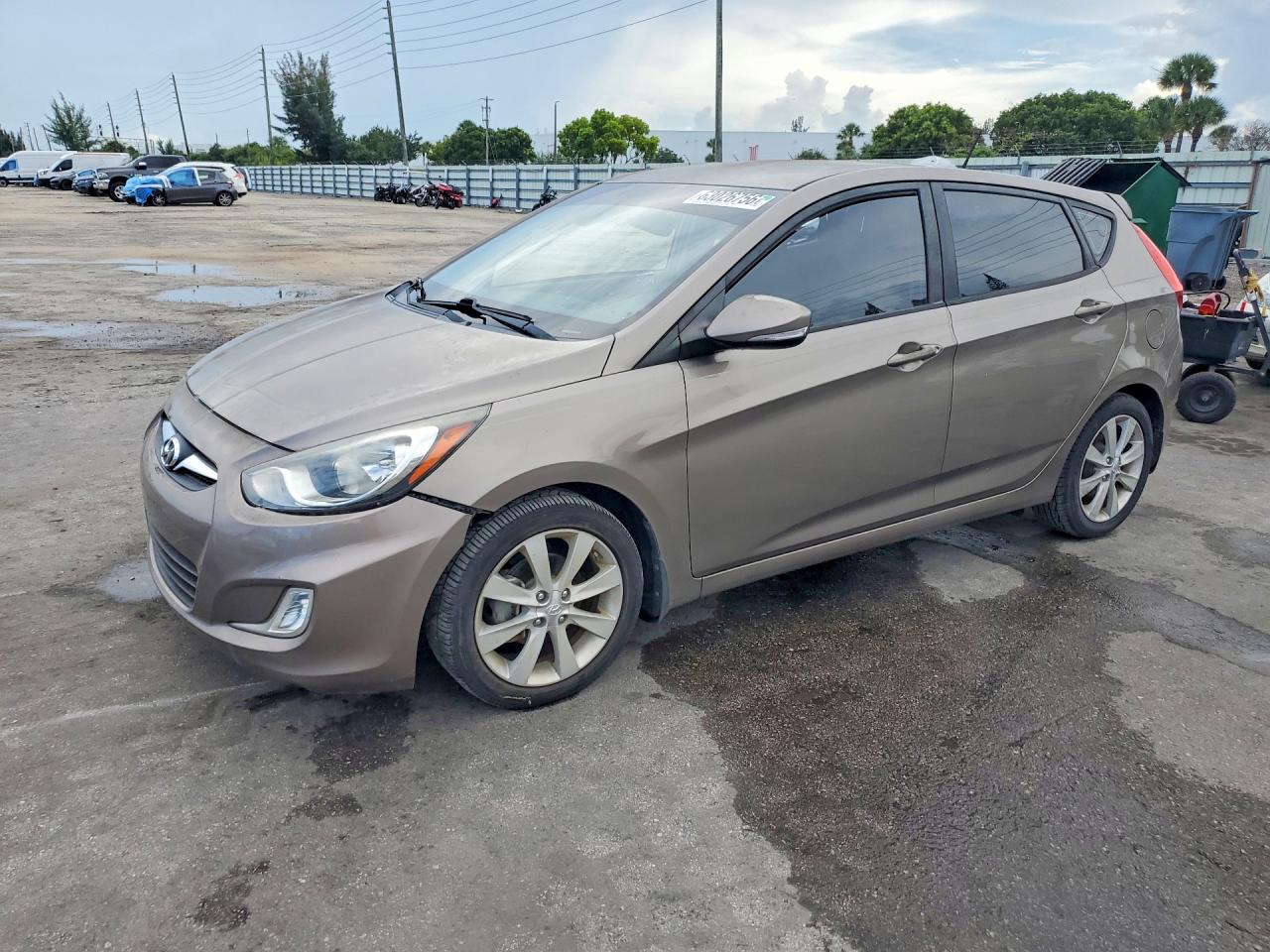 2013 Hyundai Accent Se Tan vin: KMHCU5AE5DU119195