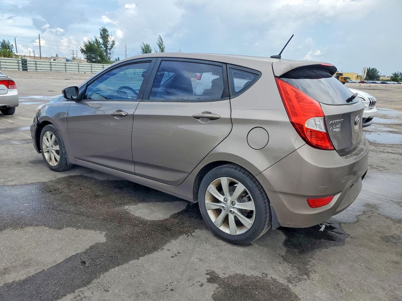 2013 Hyundai Accent Se Tan vin: KMHCU5AE5DU119195