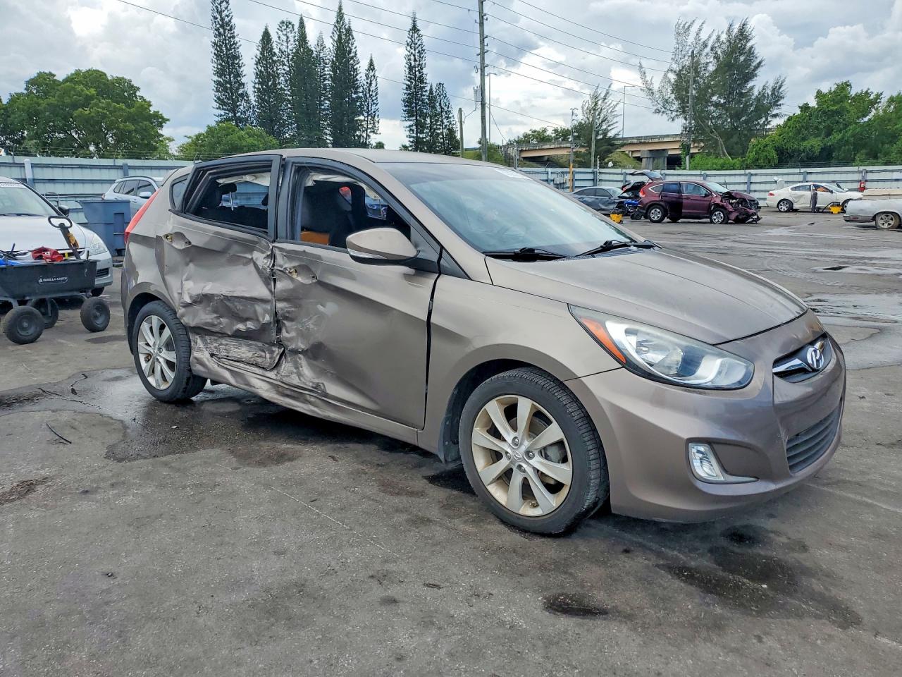 2013 Hyundai Accent Se Tan vin: KMHCU5AE5DU119195