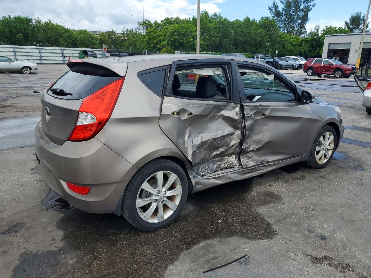 2013 Hyundai Accent Se Tan vin: KMHCU5AE5DU119195