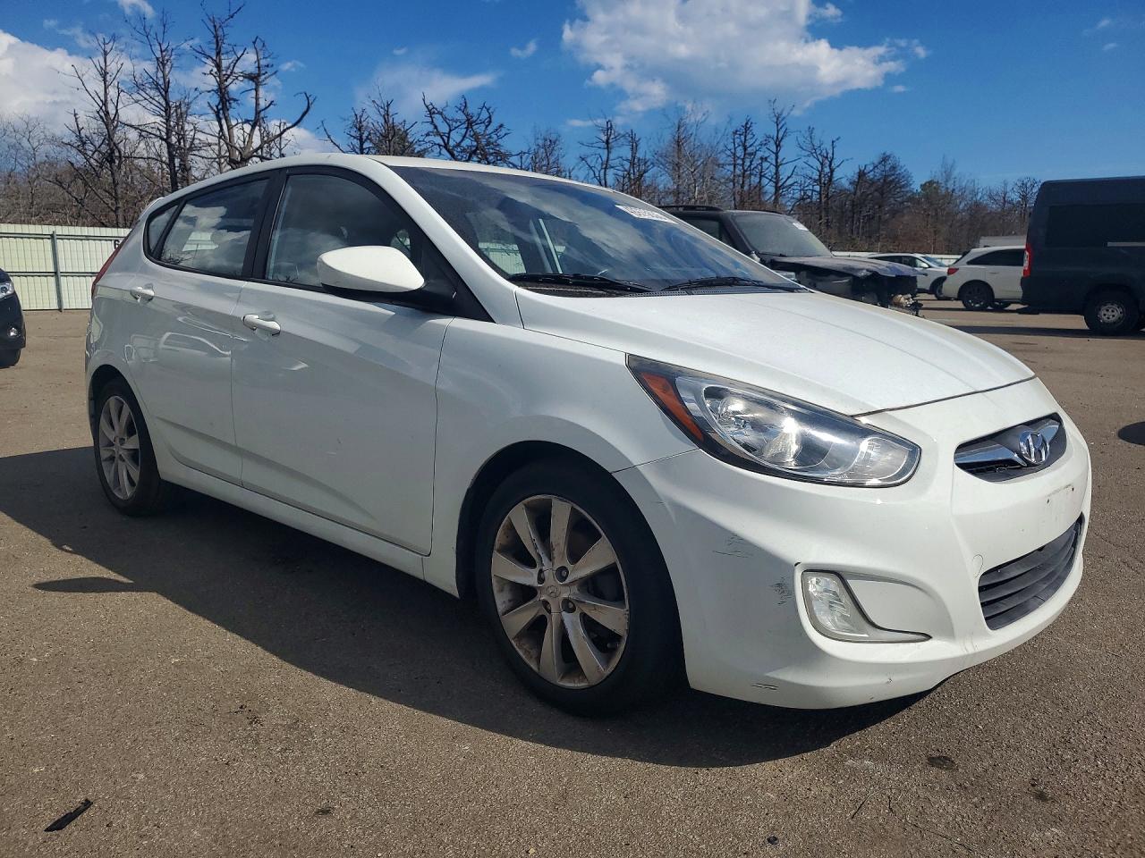 2012 Hyundai Accent Se White vin: KMHCU5AE7CU020506