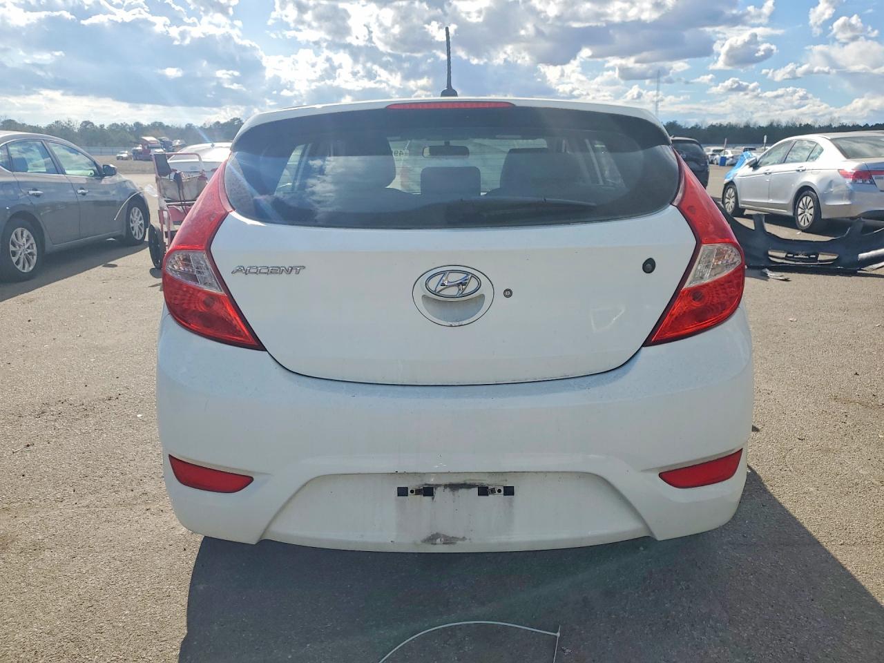 2012 Hyundai Accent Se White vin: KMHCU5AE7CU020506