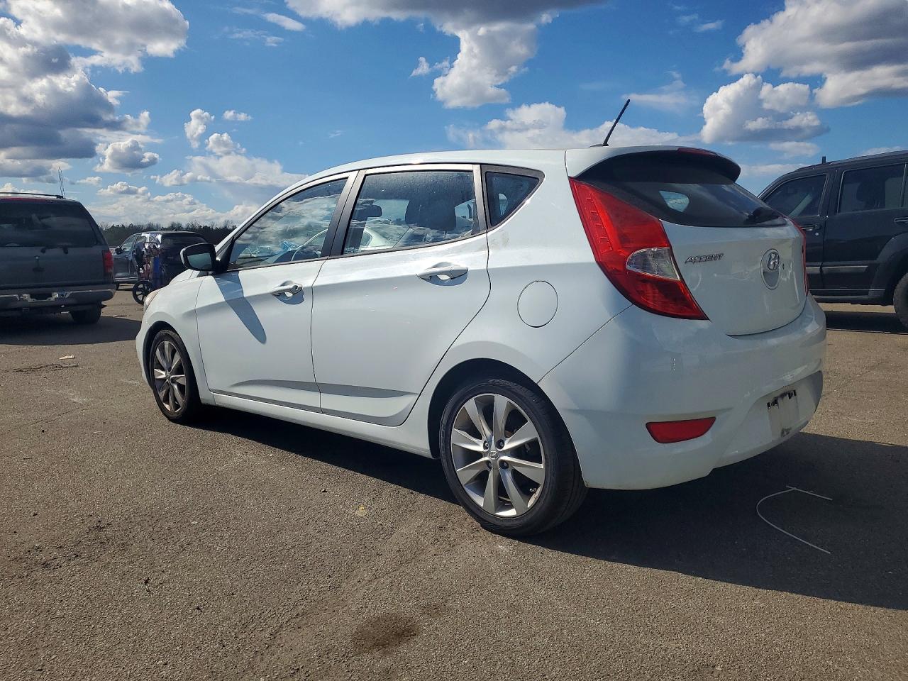 2012 Hyundai Accent Se White vin: KMHCU5AE7CU020506