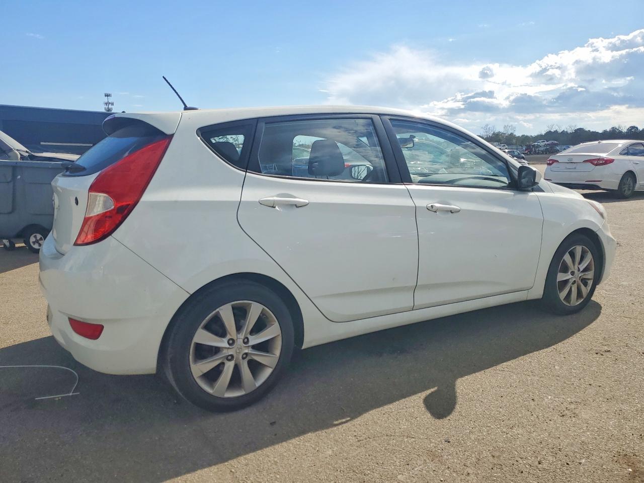 2012 Hyundai Accent Se White vin: KMHCU5AE7CU020506