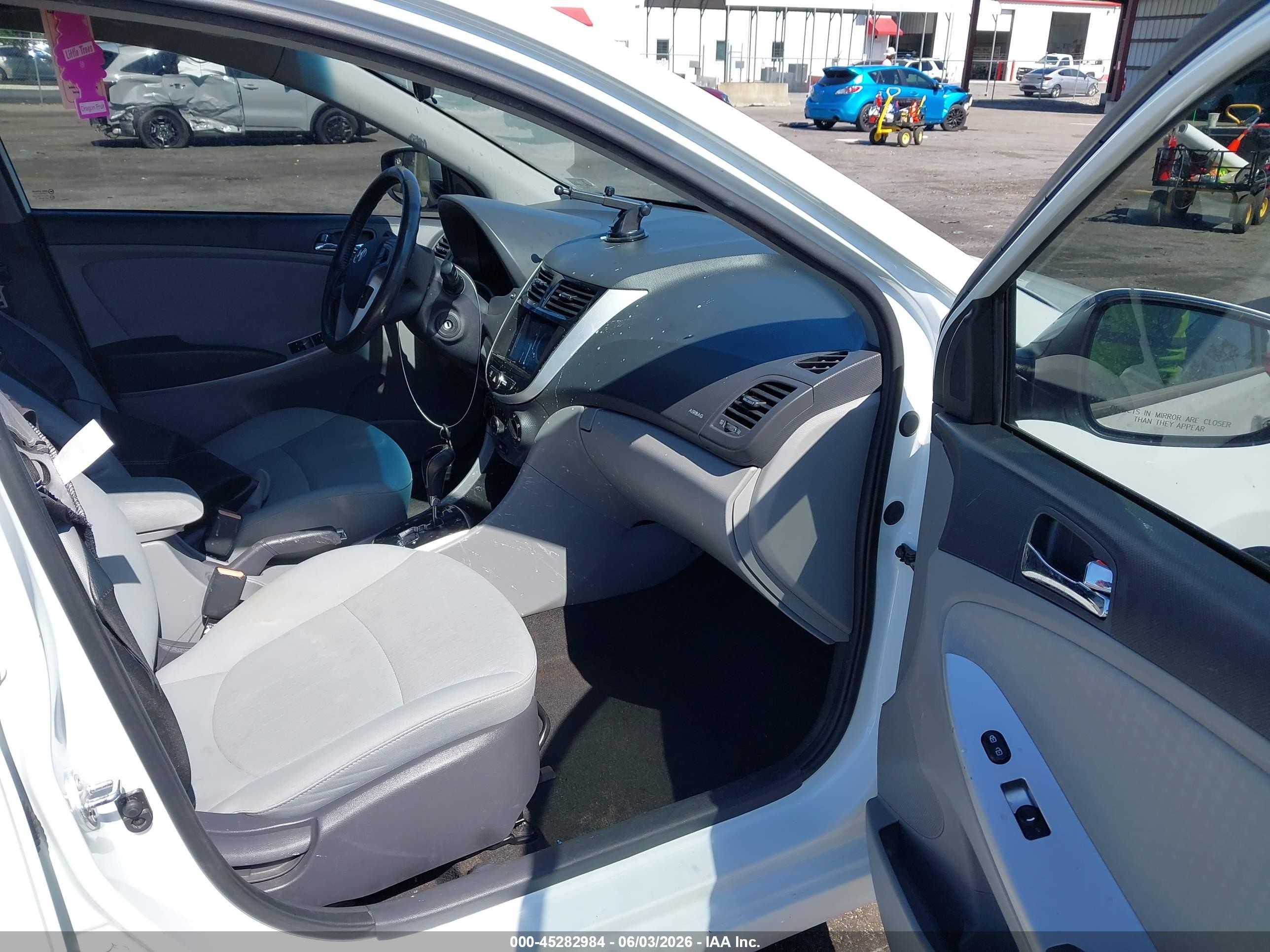 2014 Hyundai Accent Se White vin: KMHCU5AE7EU168206
