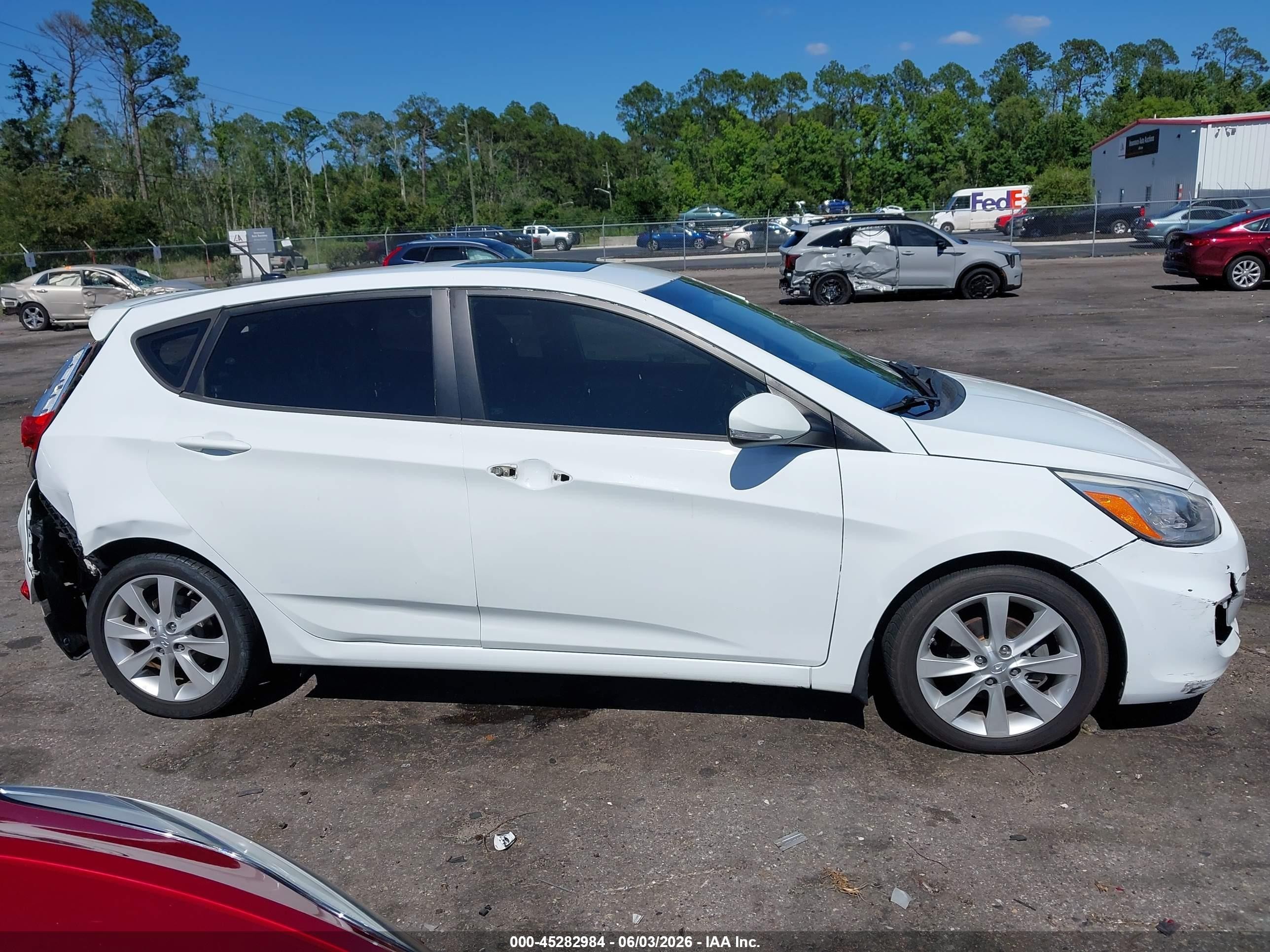 2014 Hyundai Accent Se White vin: KMHCU5AE7EU168206