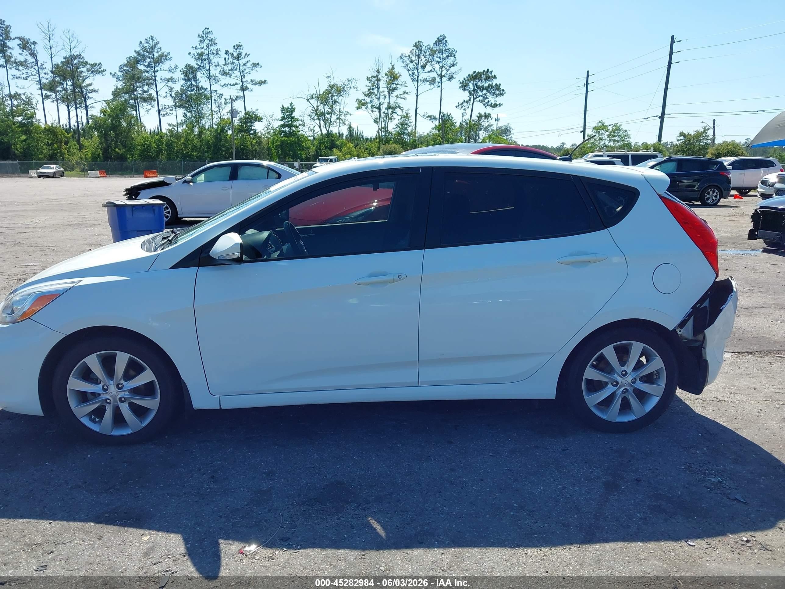 2014 Hyundai Accent Se White vin: KMHCU5AE7EU168206
