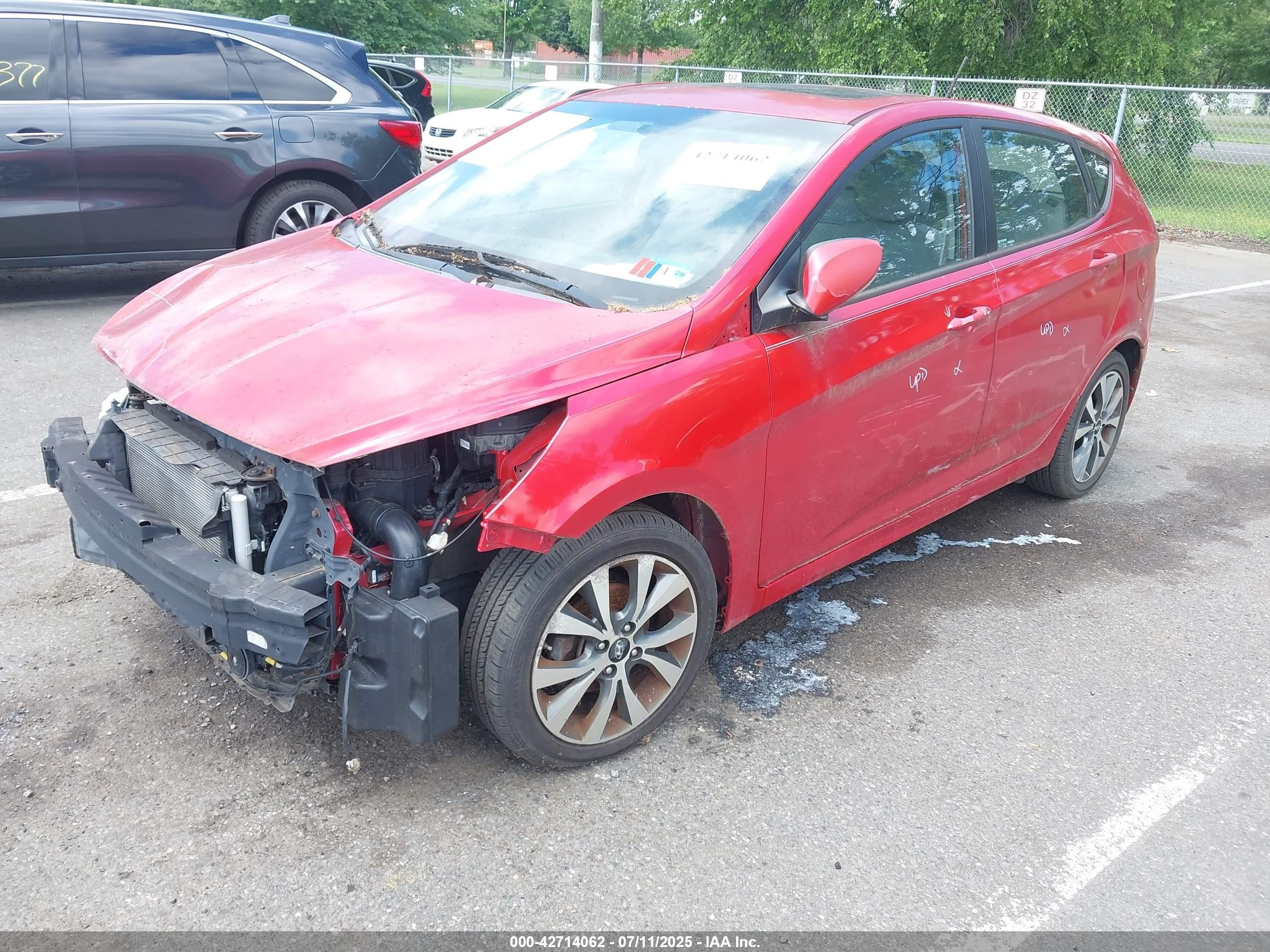 2015 Hyundai Accent Sport Red vin: KMHCU5AE8FU229578