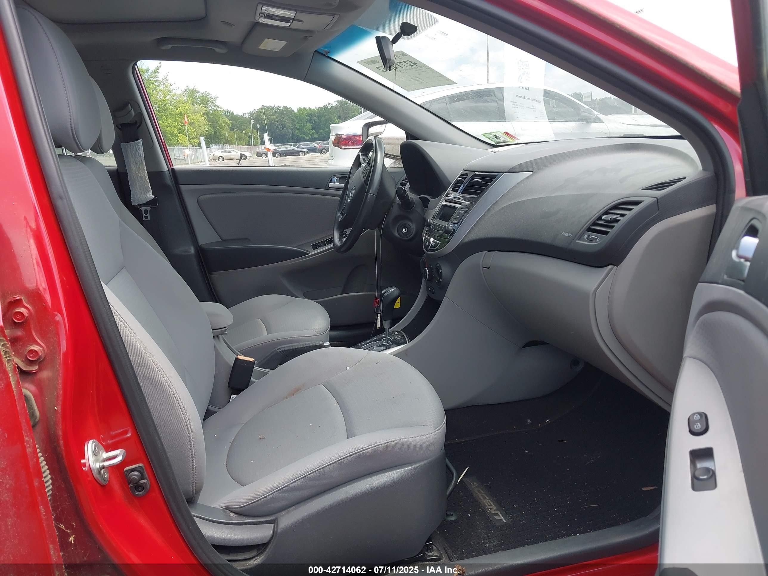 2015 Hyundai Accent Sport Red vin: KMHCU5AE8FU229578
