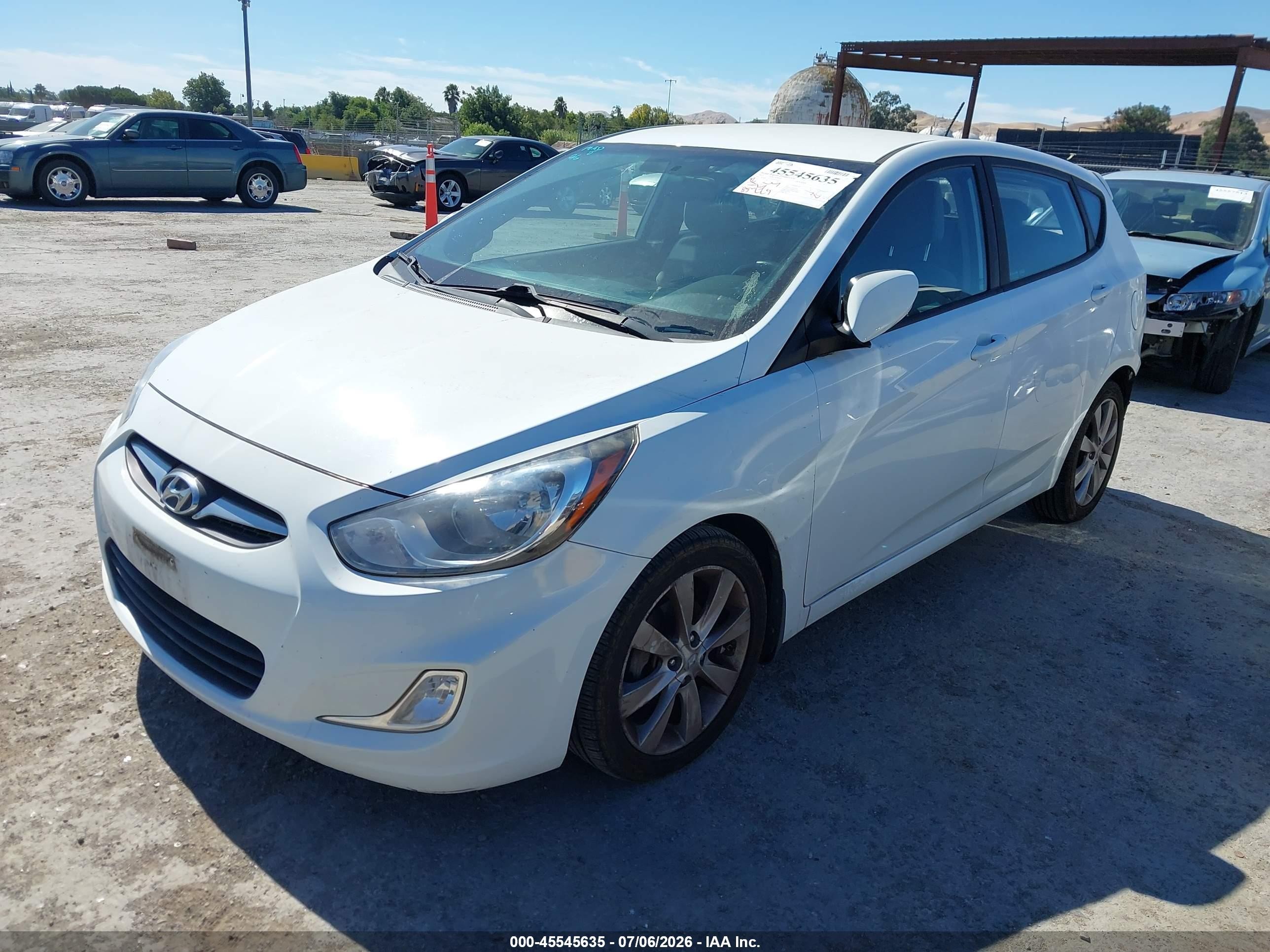 2013 Hyundai Accent Se White vin: KMHCU5AE9DU074231