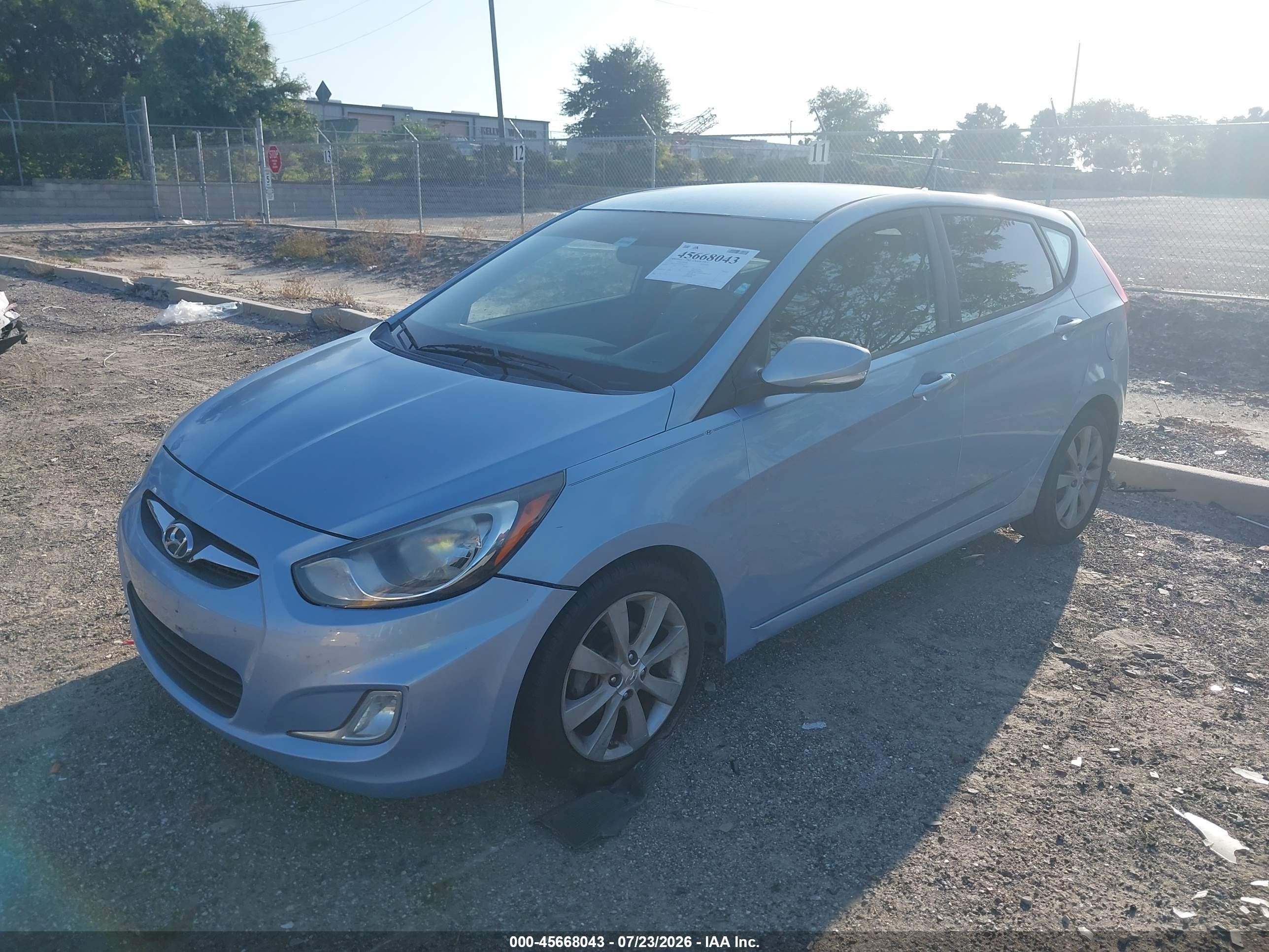 2013 Hyundai Accent Se Light Blue vin: KMHCU5AE9DU074357