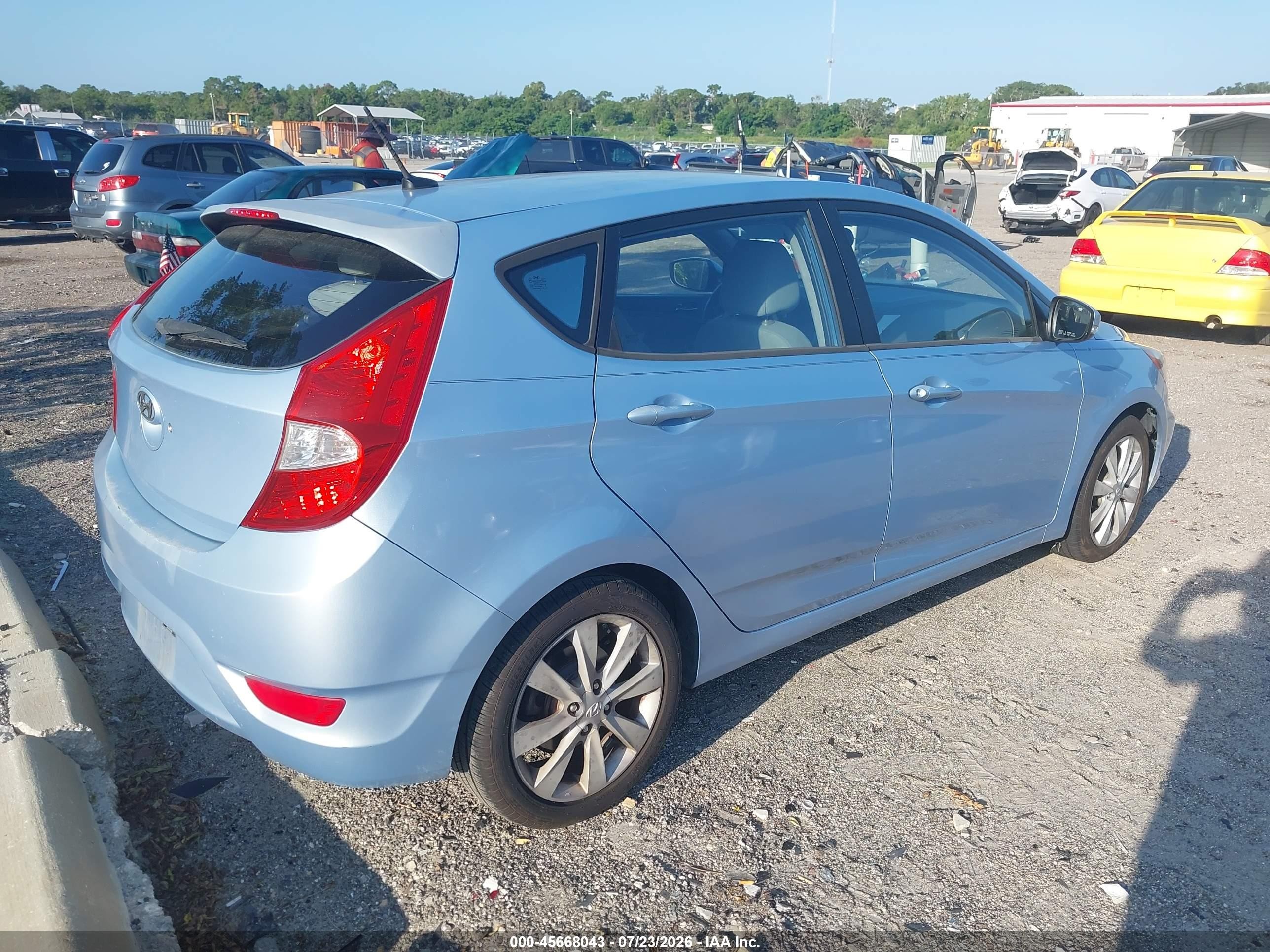 2013 Hyundai Accent Se Light Blue vin: KMHCU5AE9DU074357