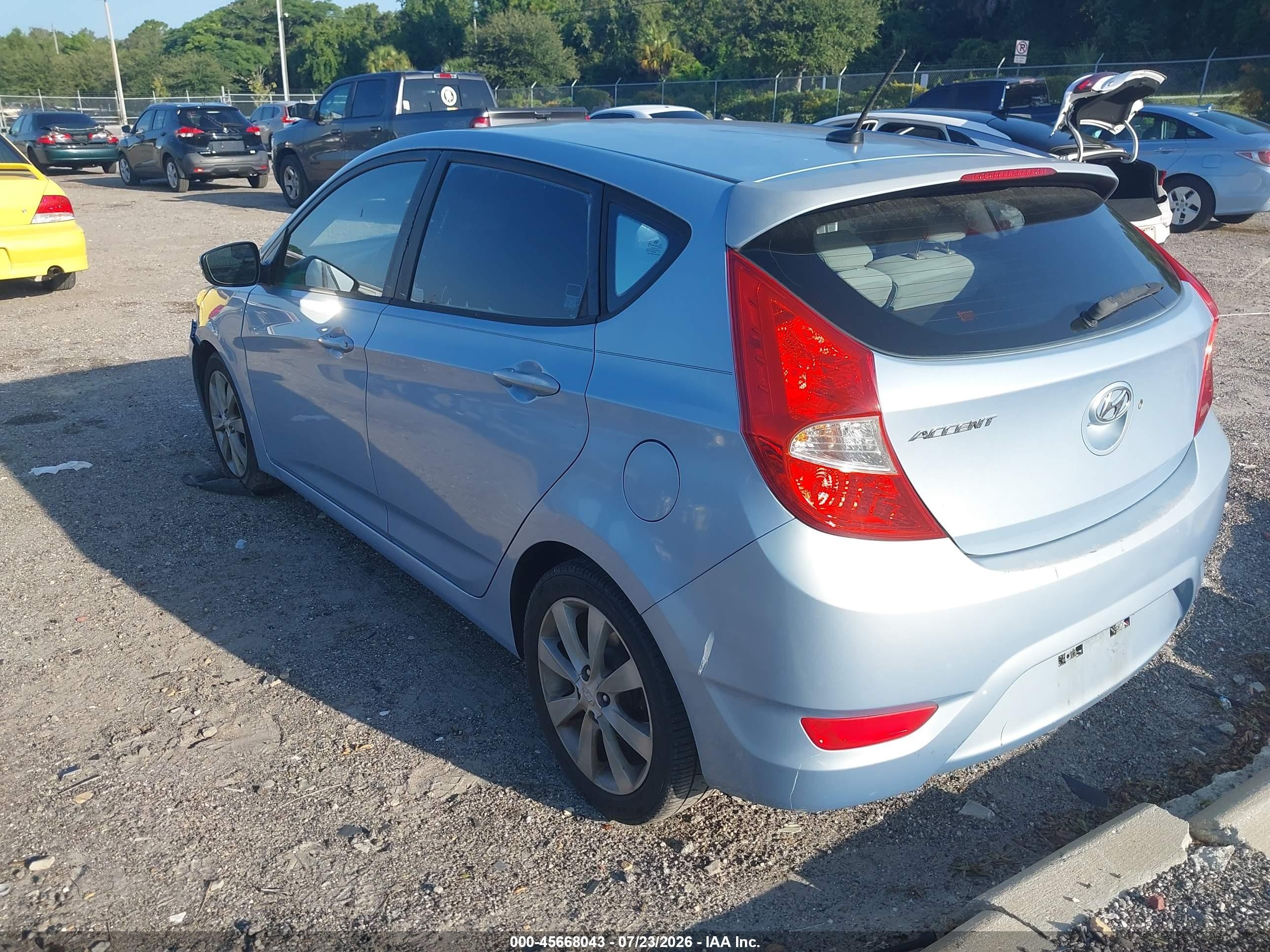 2013 Hyundai Accent Se Light Blue vin: KMHCU5AE9DU074357