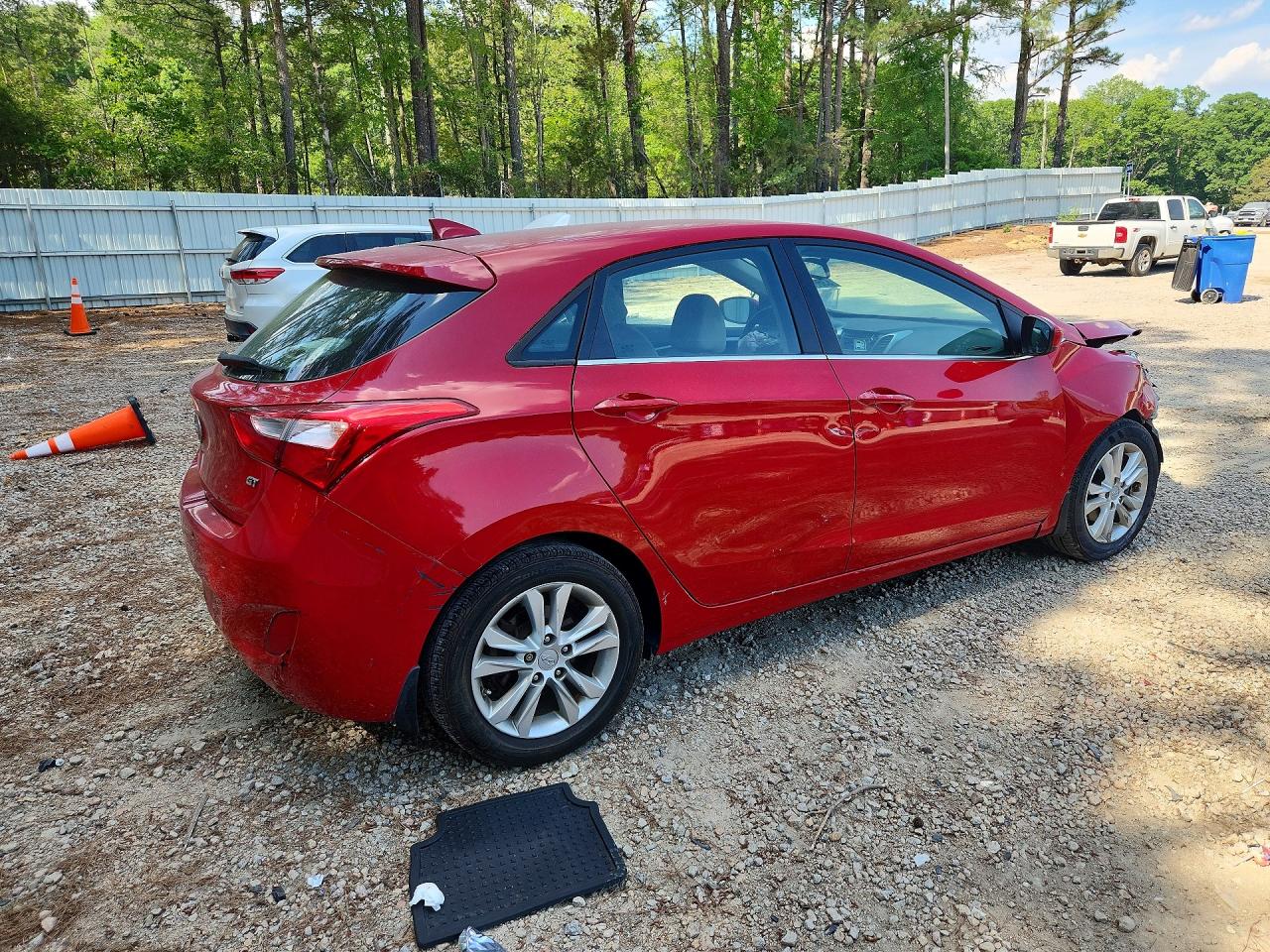 2013 Hyundai Elantra Gt Base Red vin: KMHD35LE0DU058214