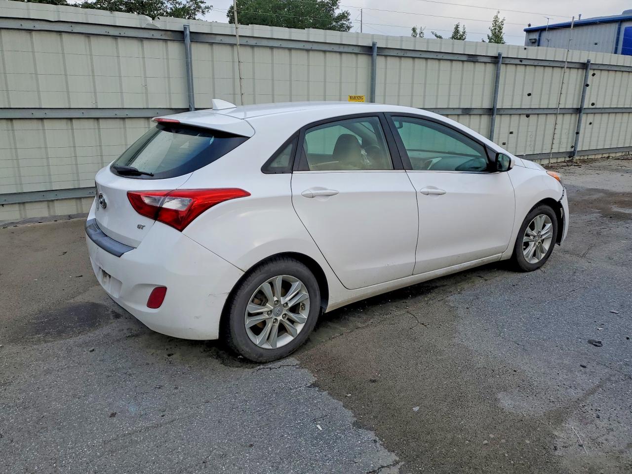 2013 Hyundai Elantra Gt Base White vin: KMHD35LE0DU079192