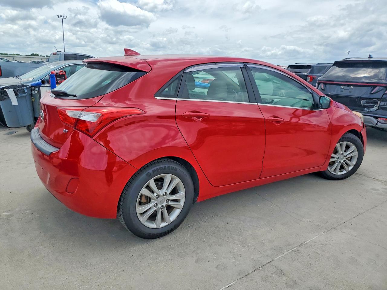 2013 Hyundai Elantra Gt Base Red vin: KMHD35LE0DU111476