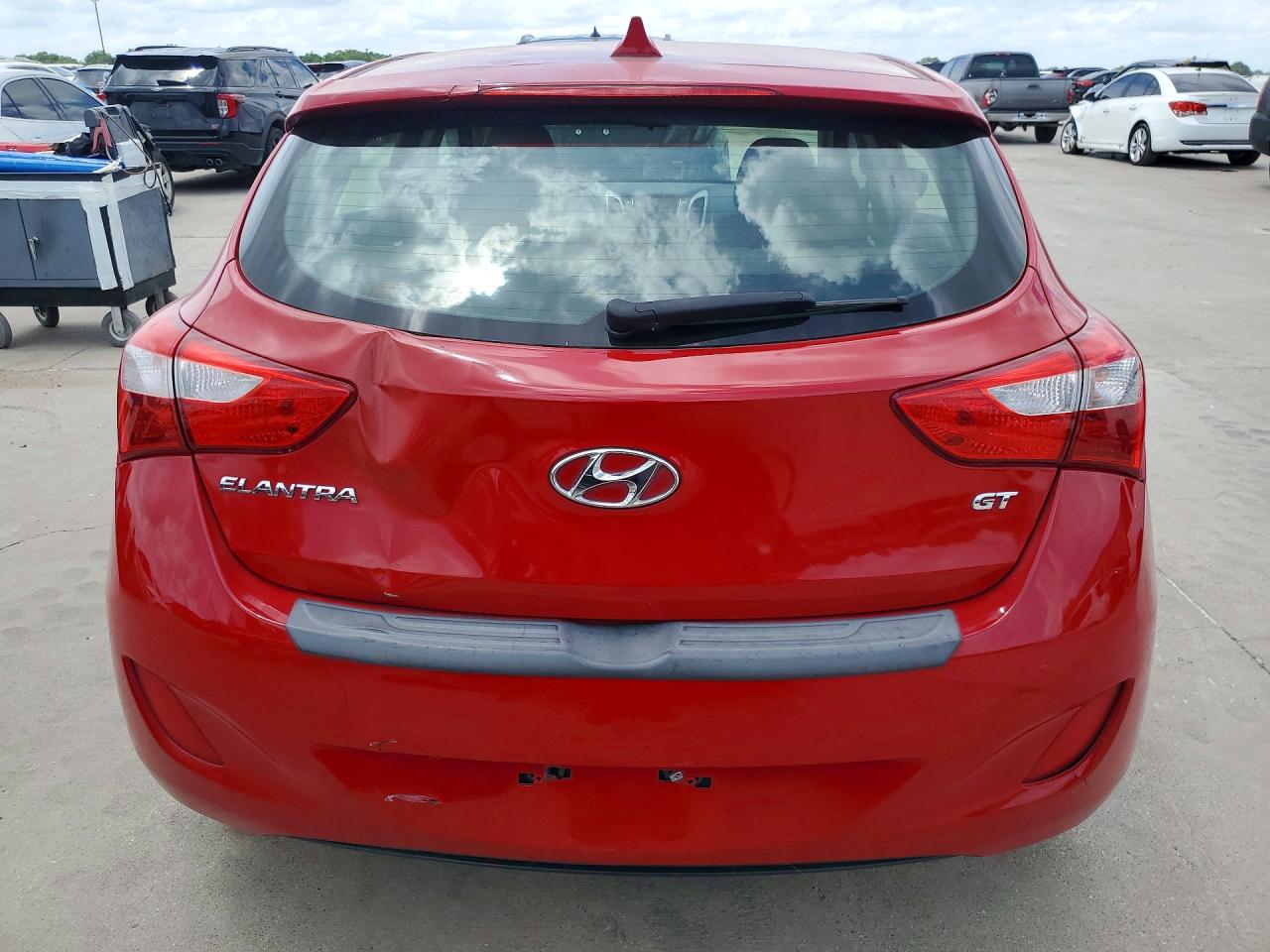 2013 Hyundai Elantra Gt Base Red vin: KMHD35LE0DU111476