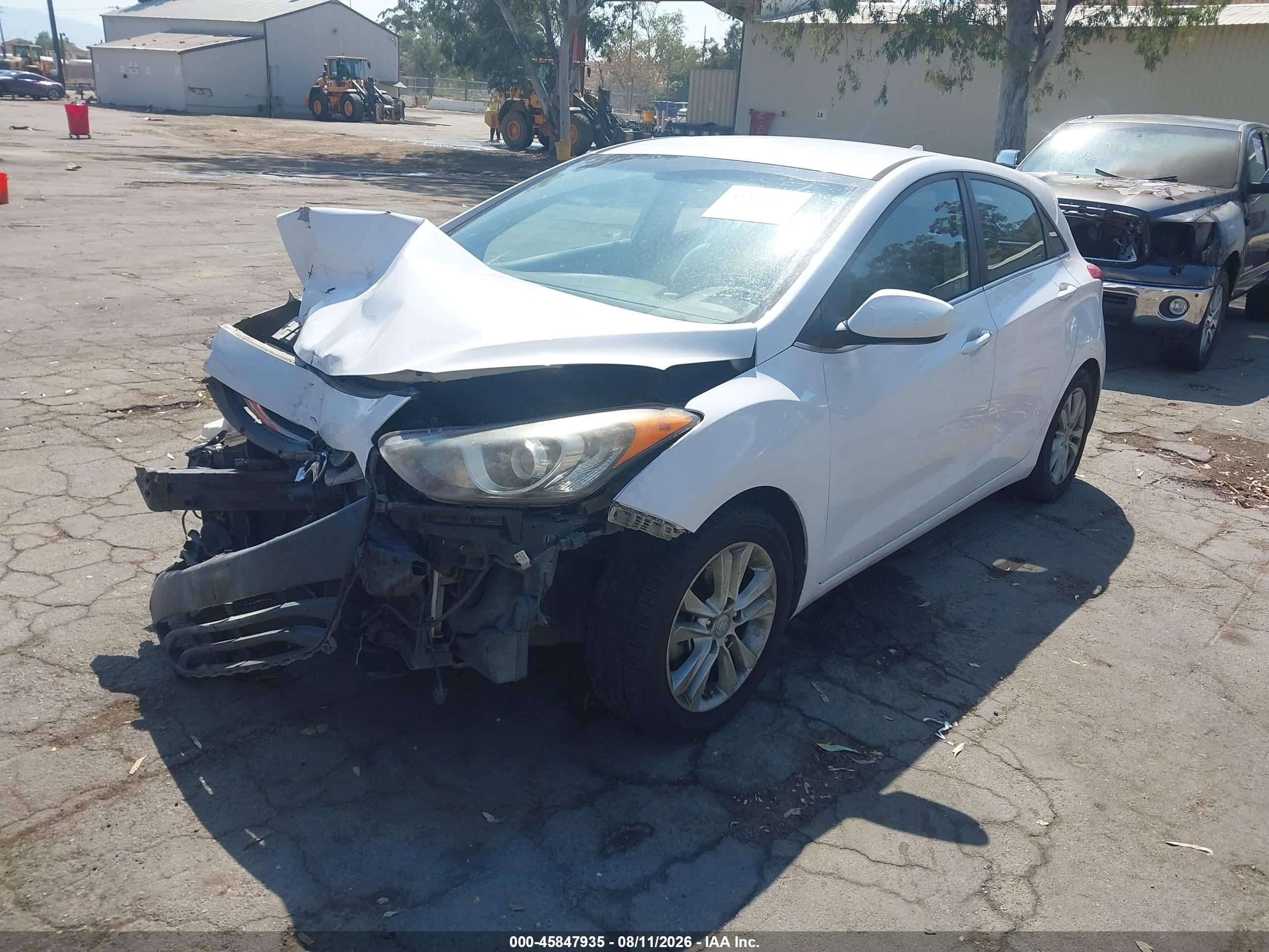 2013 Hyundai Elantra Gt   White vin: KMHD35LE0DU119920