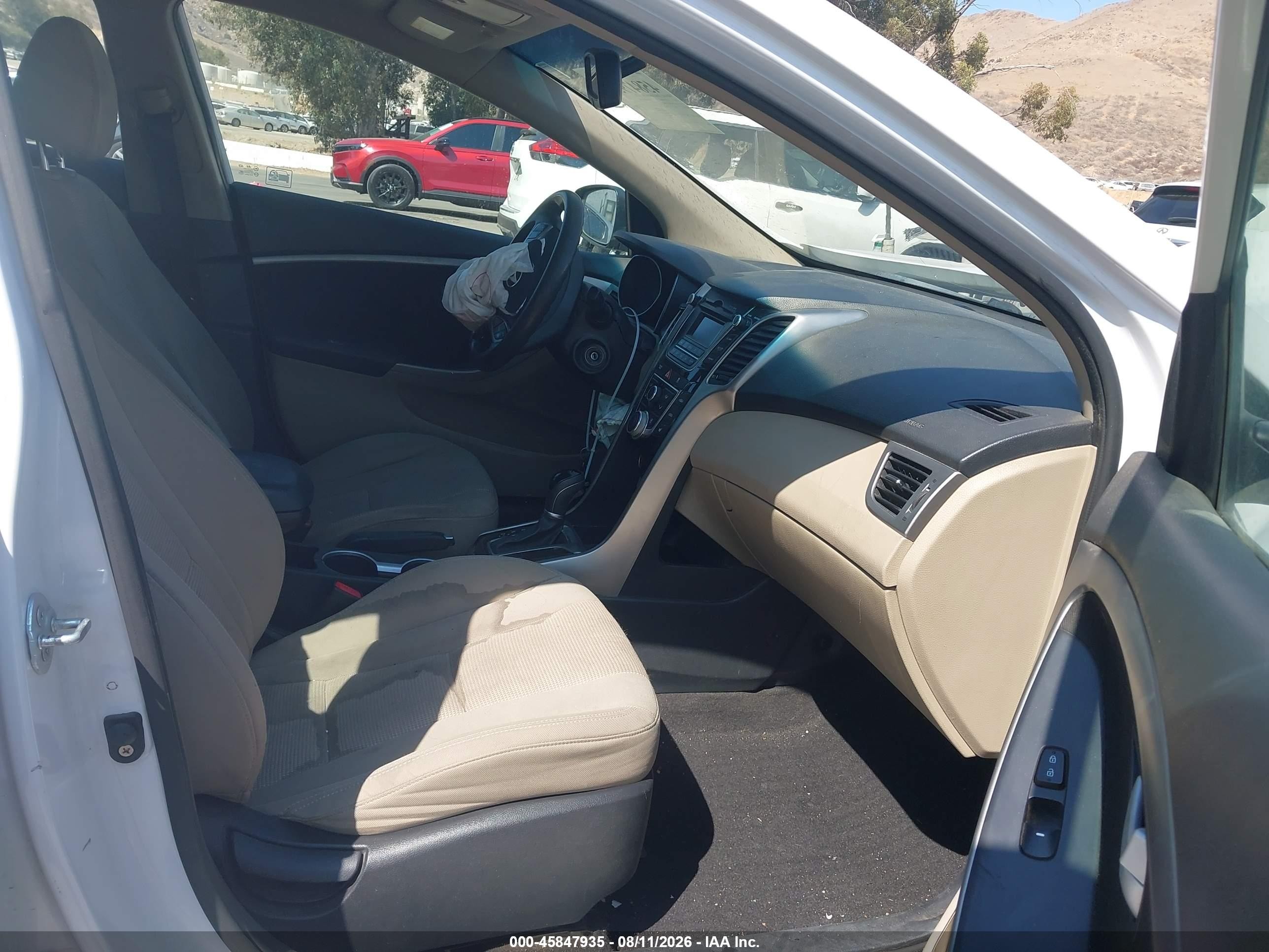 2013 Hyundai Elantra Gt   White vin: KMHD35LE0DU119920