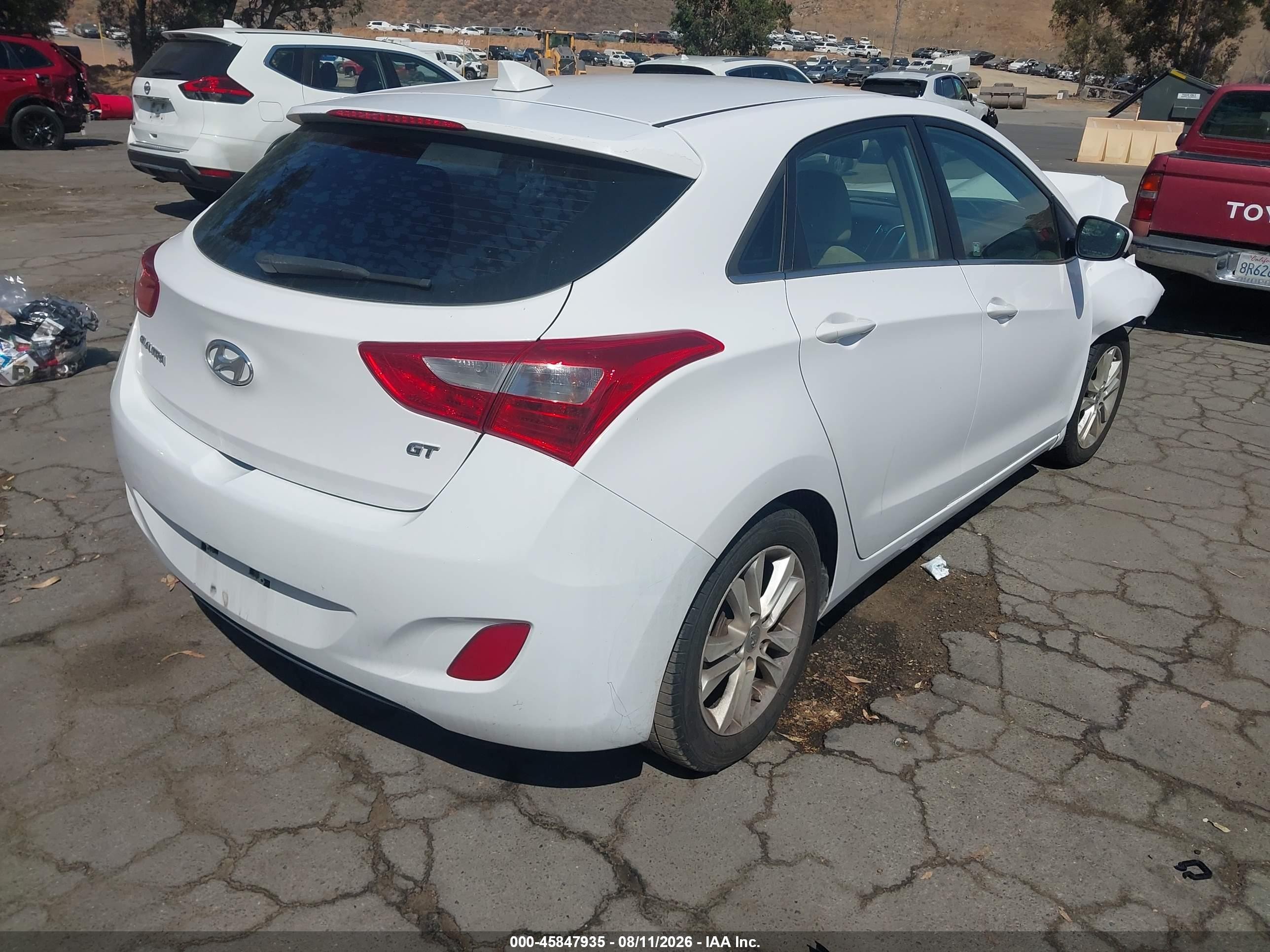 2013 Hyundai Elantra Gt   White vin: KMHD35LE0DU119920
