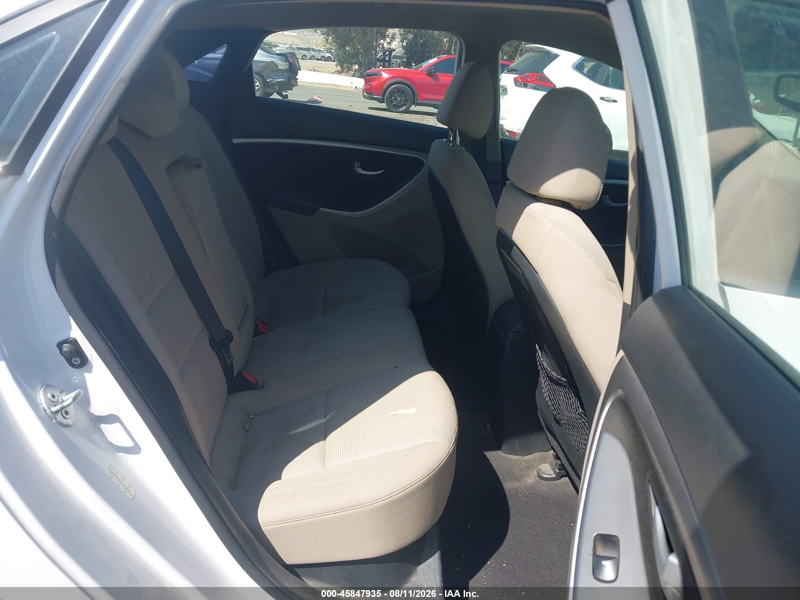 2013 Hyundai Elantra Gt   White vin: KMHD35LE0DU119920