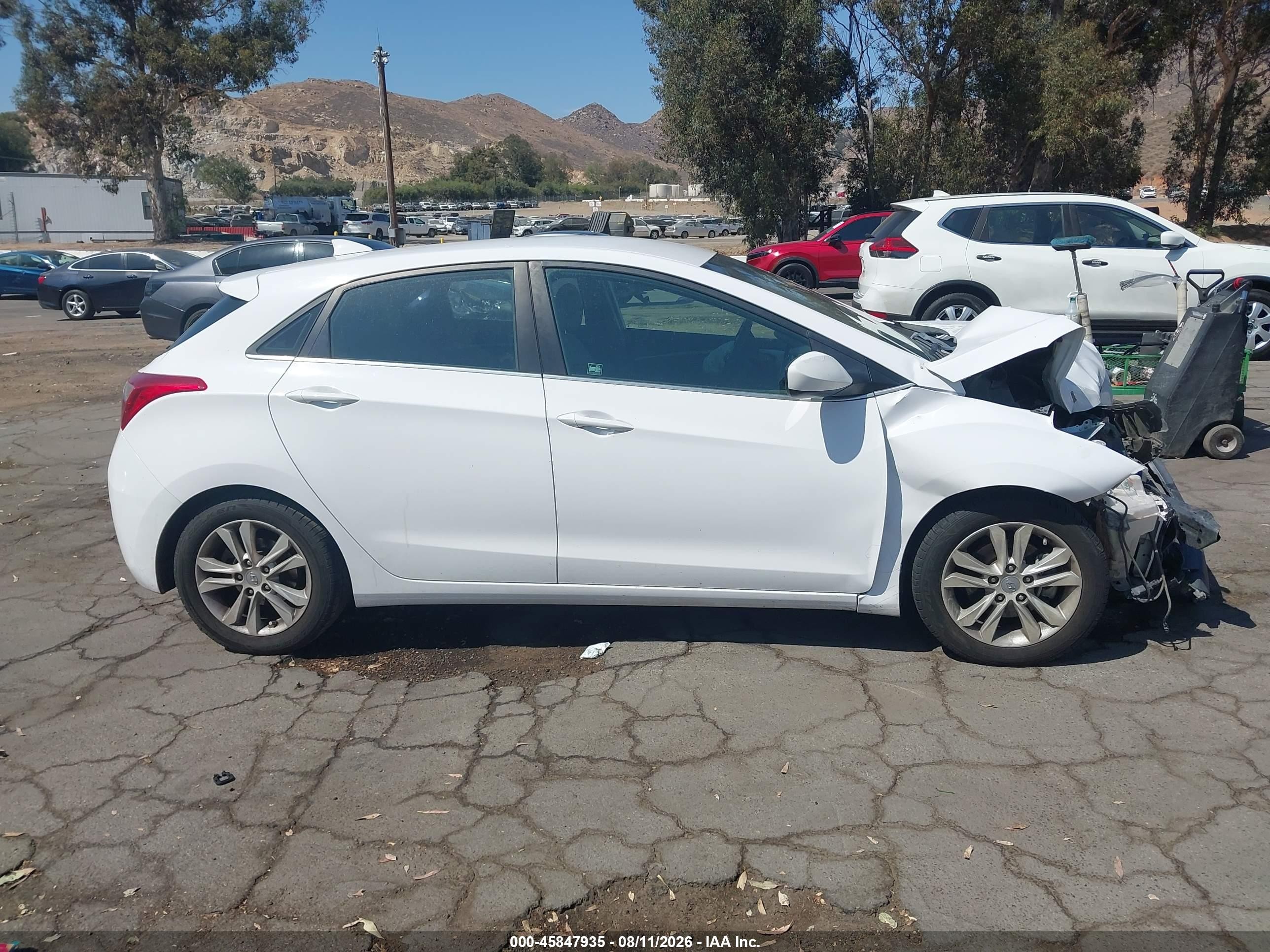 2013 Hyundai Elantra Gt   White vin: KMHD35LE0DU119920